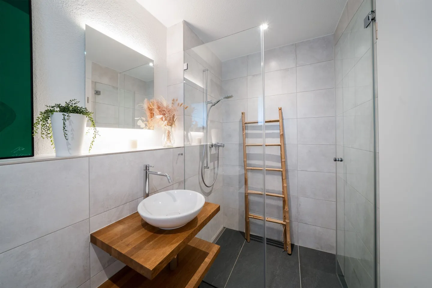 Appartement de rez-de-chaussée de 5,5 pièces avec 300 m2 de jardin privé - Photo 8 sur 19
