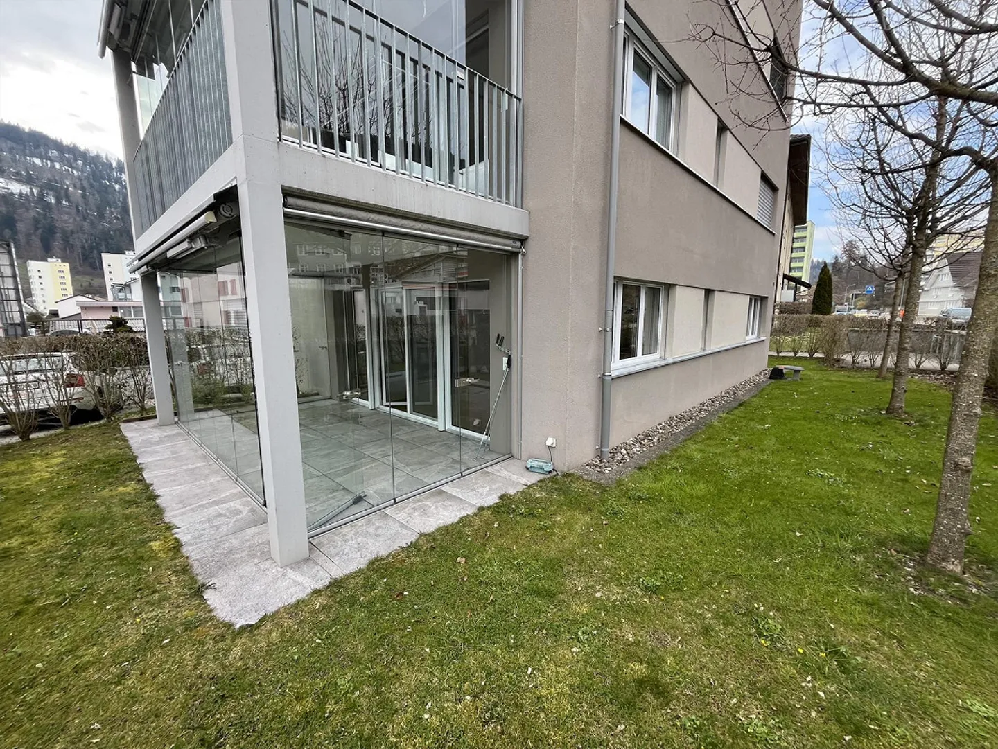 Oasi moderna di 2,5 stanze con giardino d'inverno e giardino privato a Wattwil - Foto 1 di 6