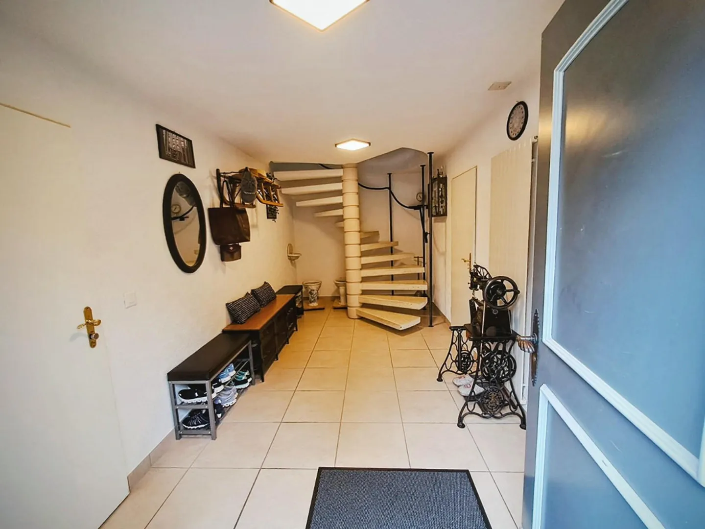 Appartamento unico di 4,5 stanze con molto spazio esterno e privacy - Foto 3 di 8