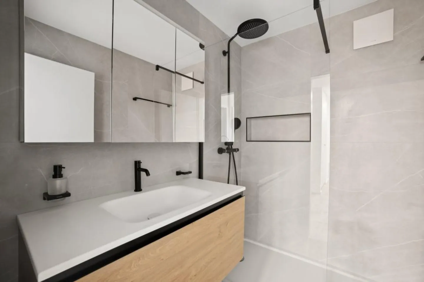 Prächtiges Dachgeschoss, komplett renoviert - Zentrum von Gland - Foto 6 von 9