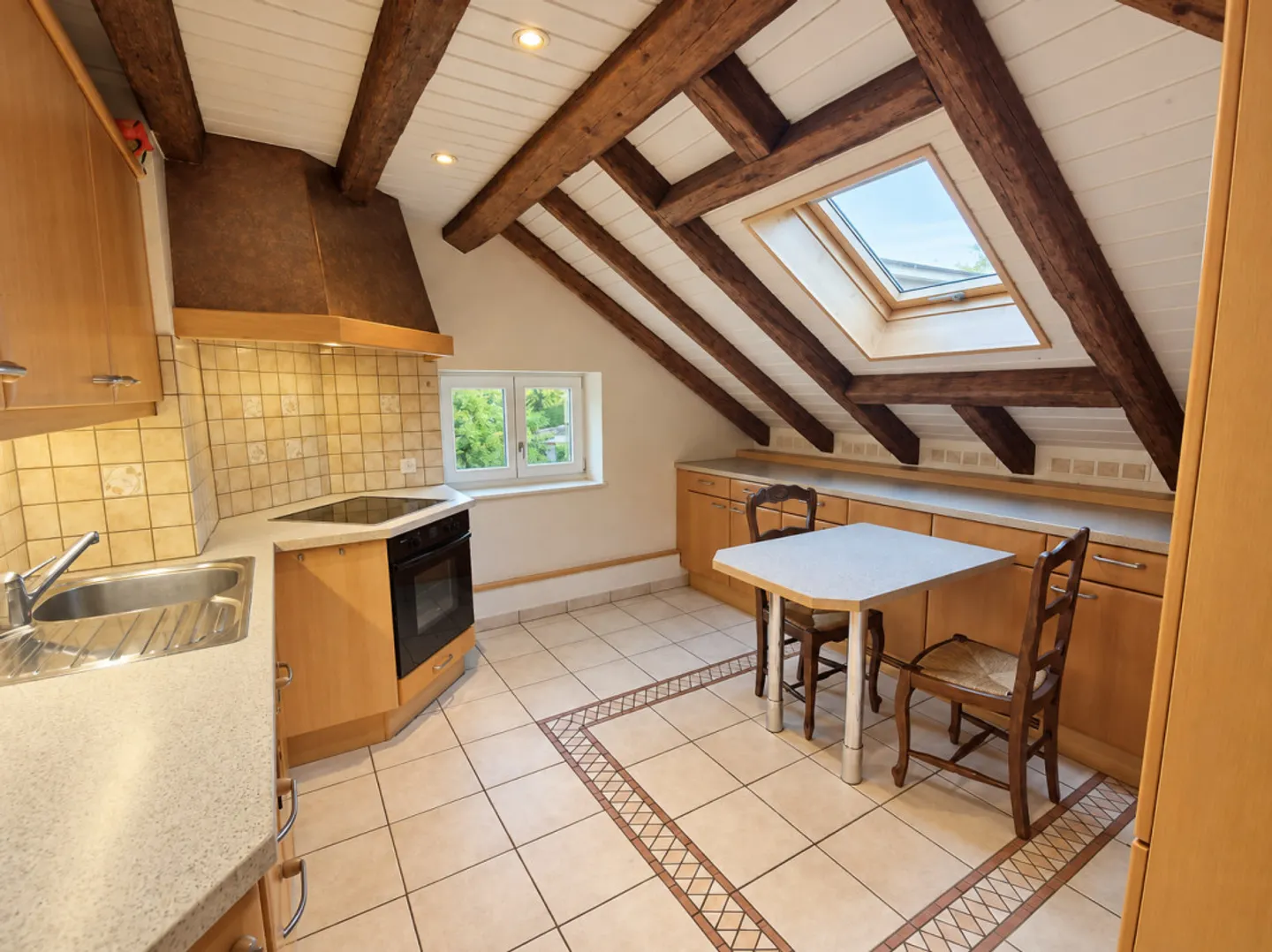 Beautiful 4-Room Apartment with View of the Salève - Photo 2 of 5