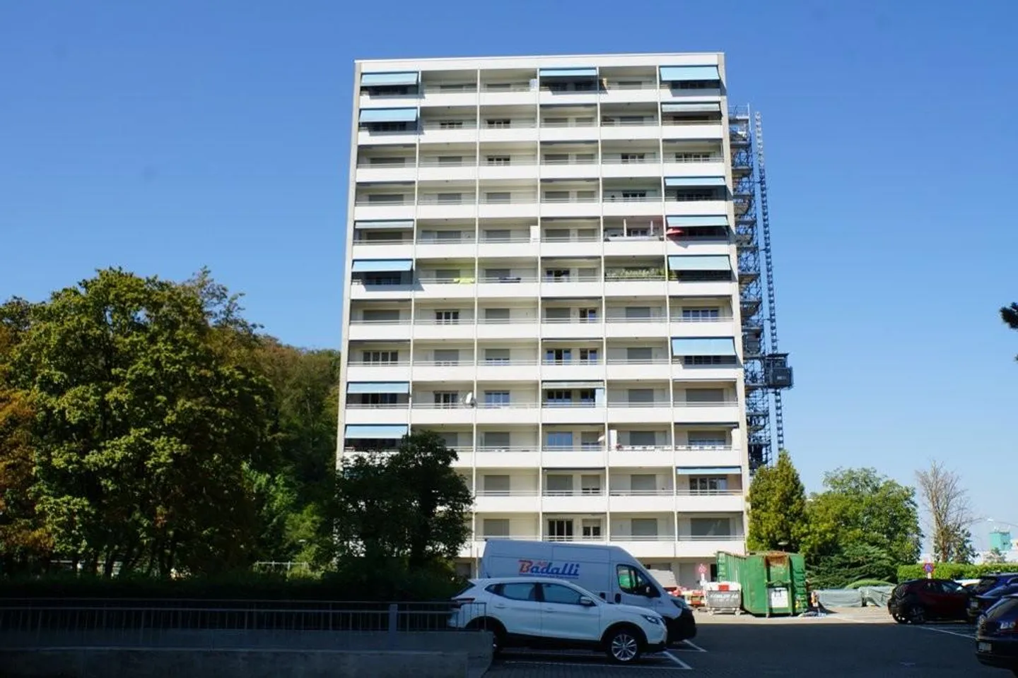 Appartement lumineux partiellement rénové de 4,5 pièces - Photo 1 sur 12