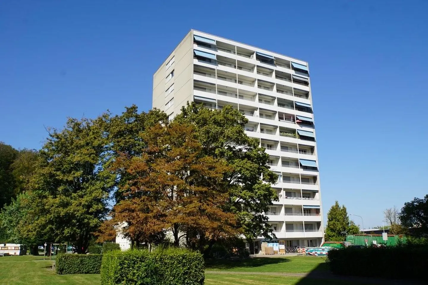 Appartement lumineux partiellement rénové de 4,5 pièces - Photo 2 sur 12