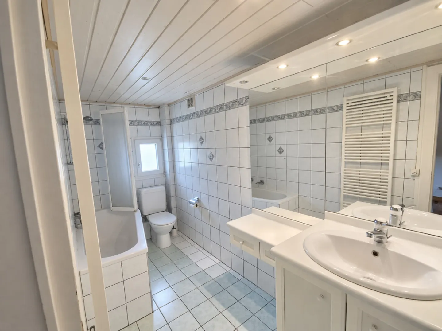 Beautiful 4-Room Apartment with View of the Salève - Photo 5 of 5