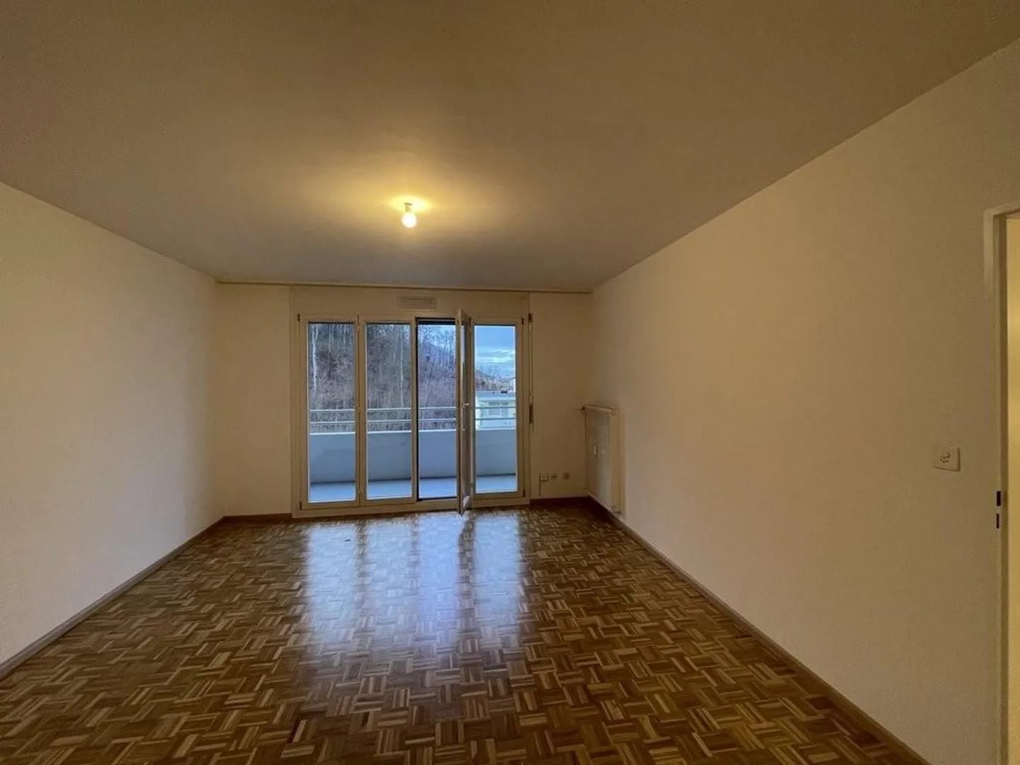 Appartement lumineux partiellement rénové de 4,5 pièces - Photo 5 sur 12