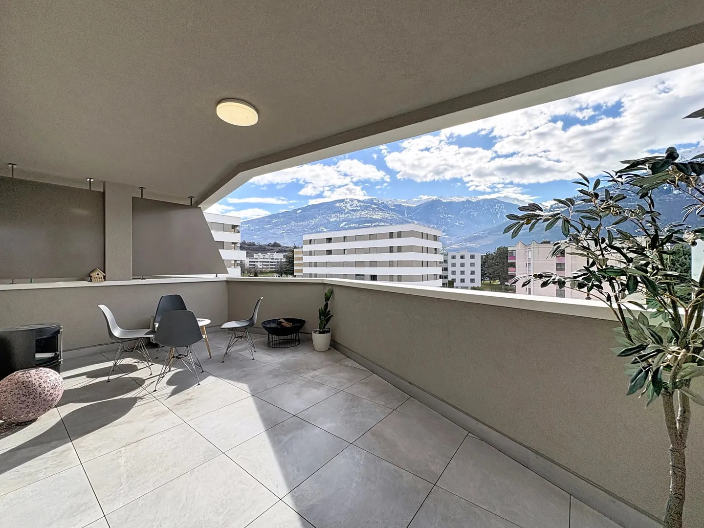 Moderne 3,5 Zimmer mit großer Terrasse - Foto 2 von 11