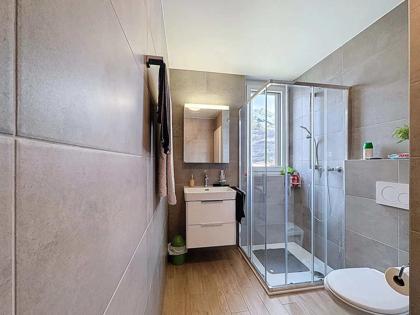 Moderne 3,5 Zimmer mit großer Terrasse - Foto 9 von 11