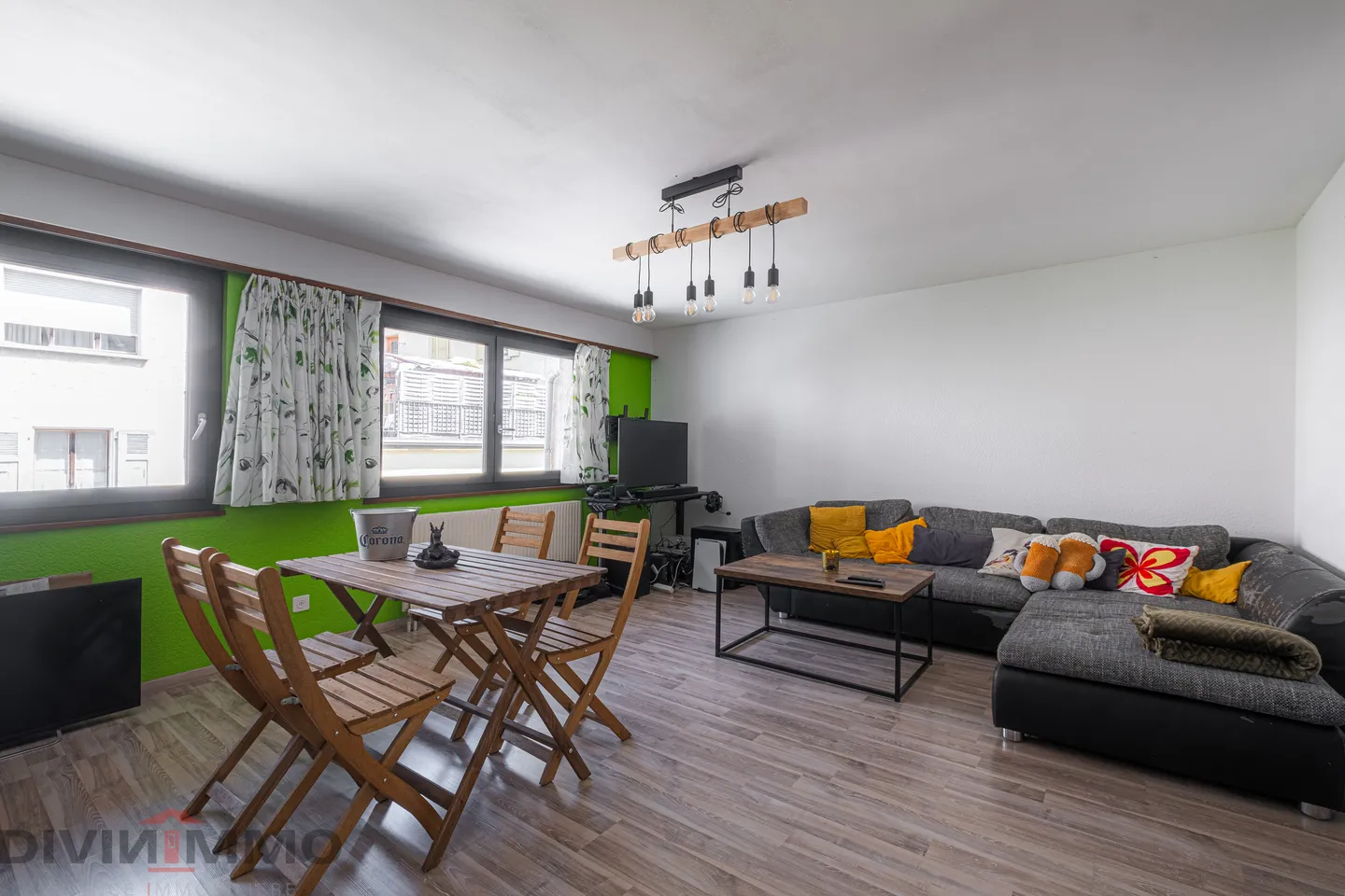 Row house for sale - Photo 2 of 11