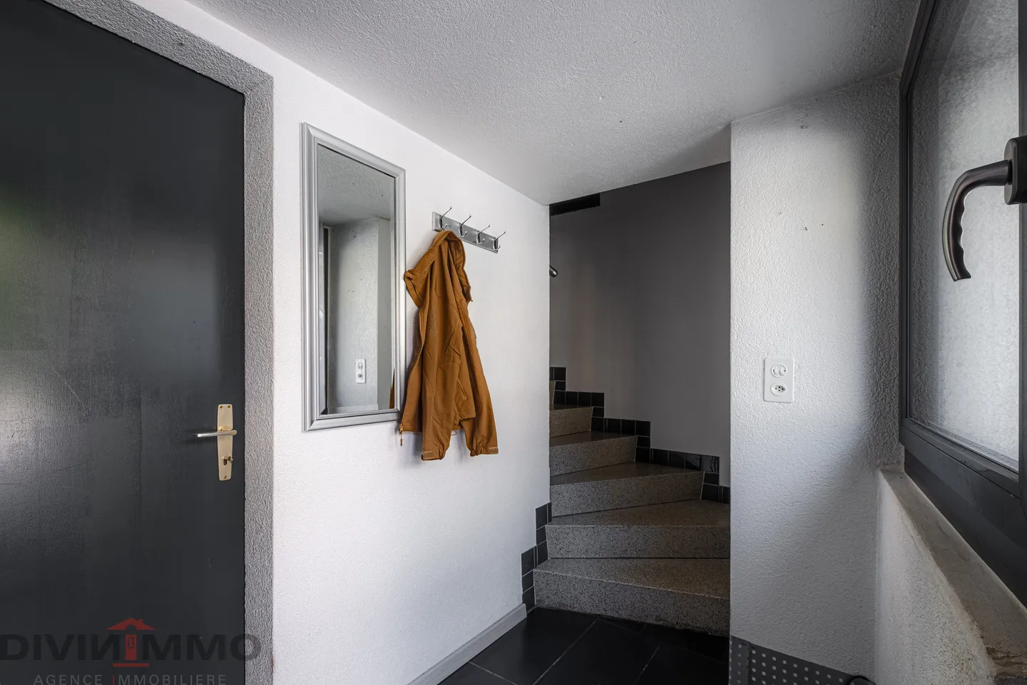 Row house for sale - Photo 4 of 11