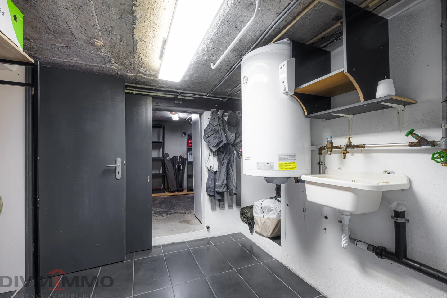 Row house for sale - Photo 9 of 11