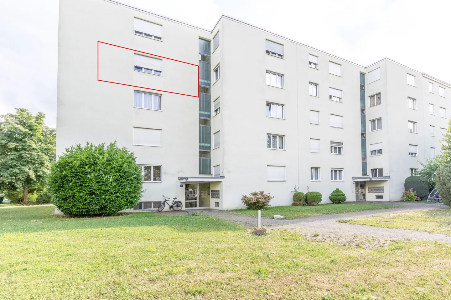 Light-flooded 4.5-room apartment with covered balcony - Photo 2 of 17