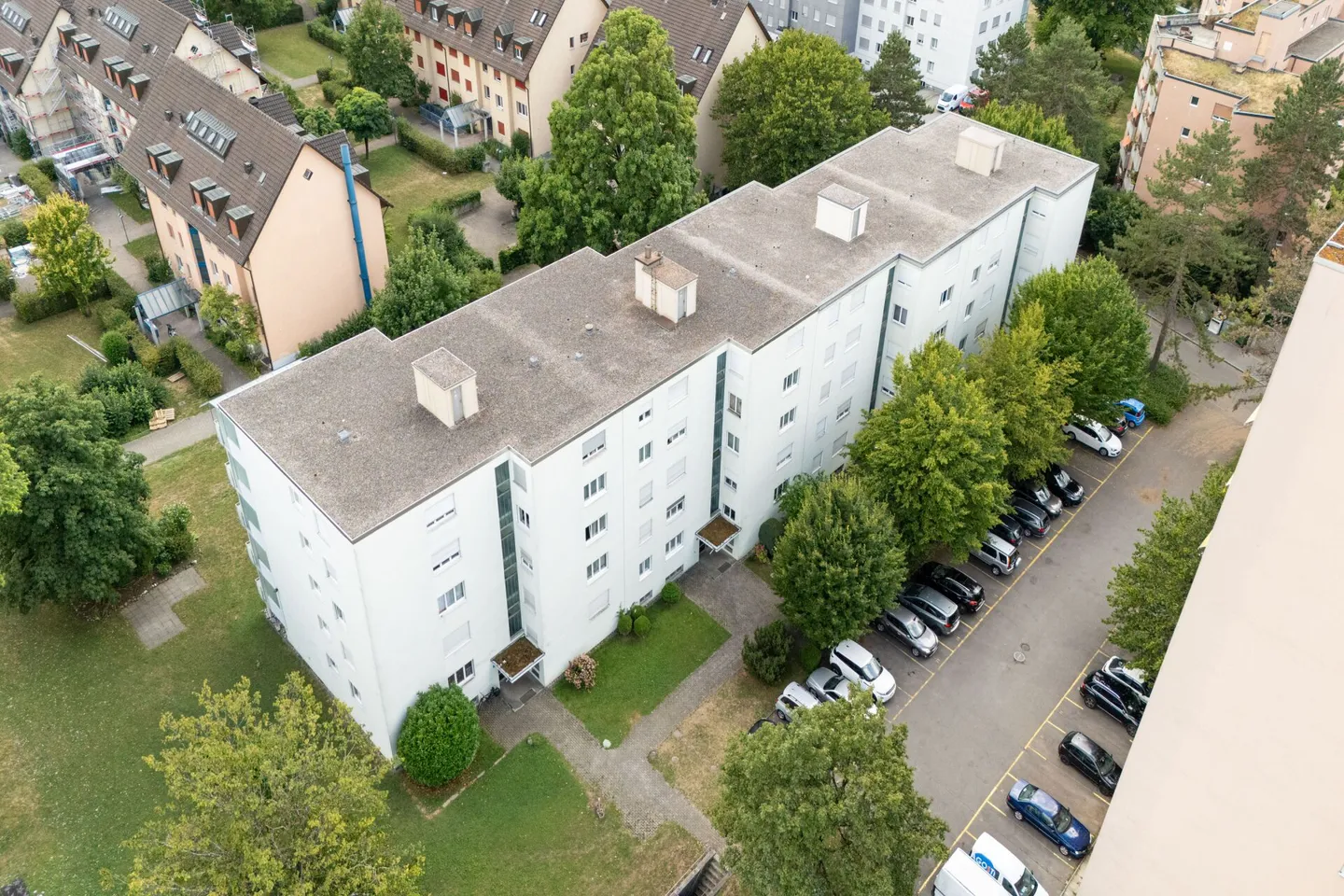 Light-flooded 4.5-room apartment with covered balcony - Photo 3 of 17