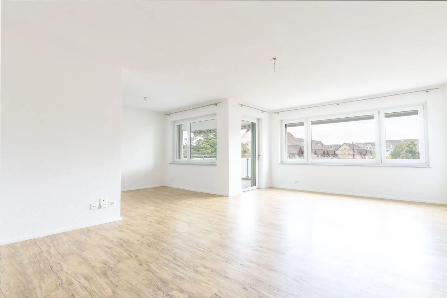 Light-flooded 4.5-room apartment with covered balcony - Photo 1 of 17