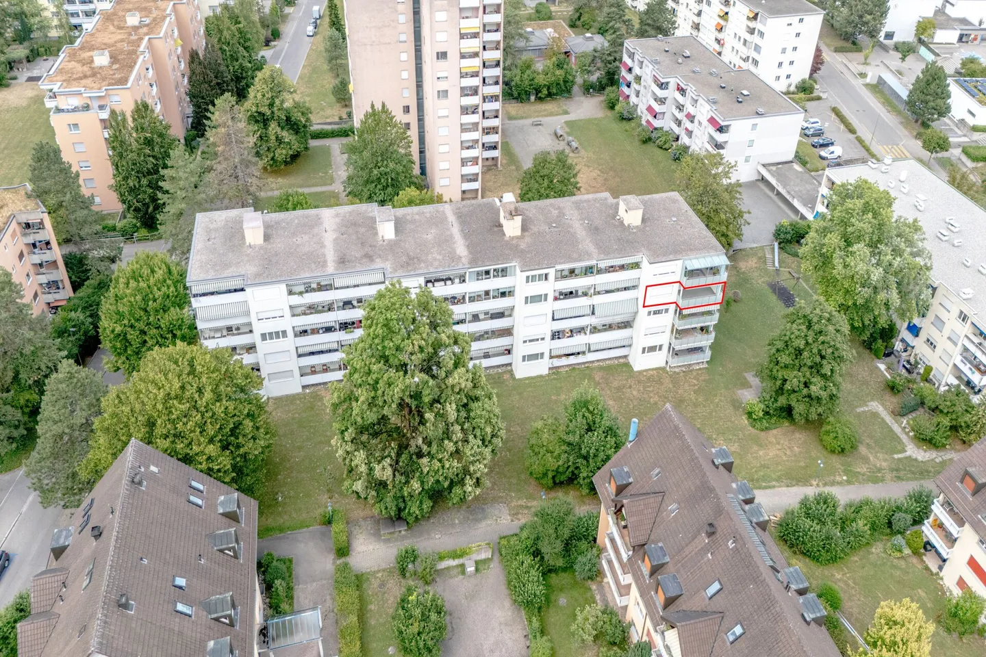 Light-flooded 4.5-room apartment with covered balcony - Photo 4 of 17
