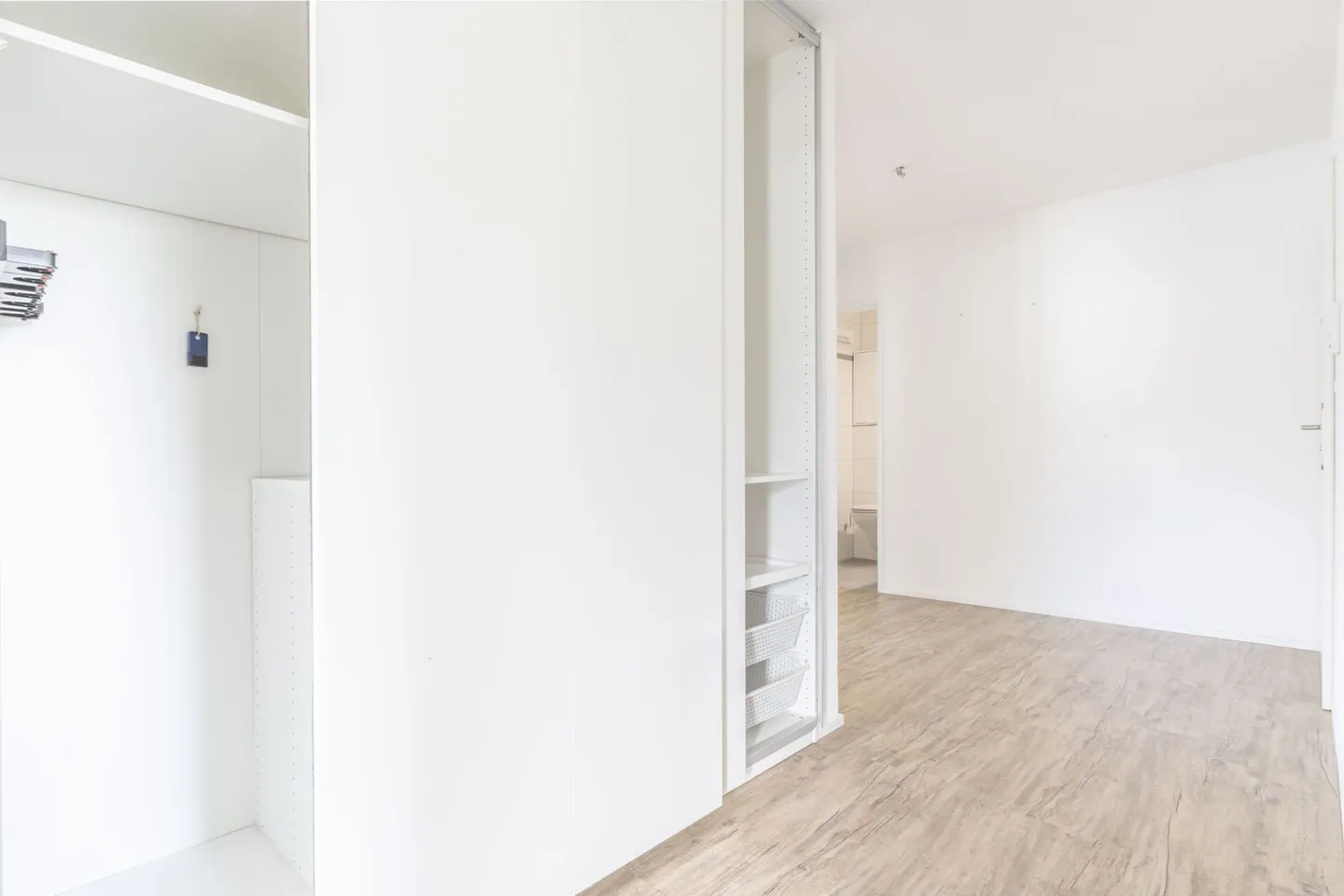 Light-flooded 4.5-room apartment with covered balcony - Photo 8 of 17