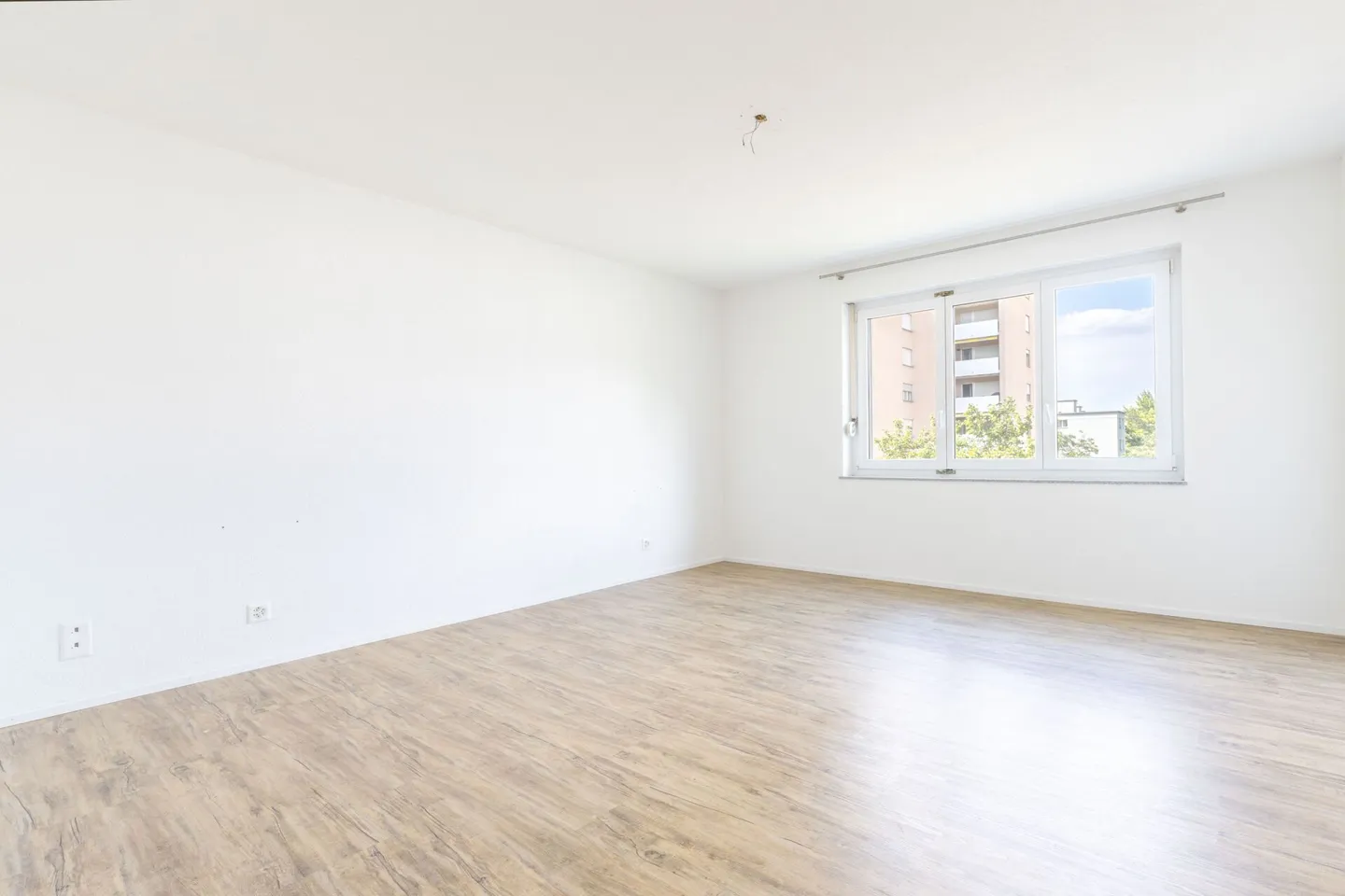 Light-flooded 4.5-room apartment with covered balcony - Photo 9 of 17