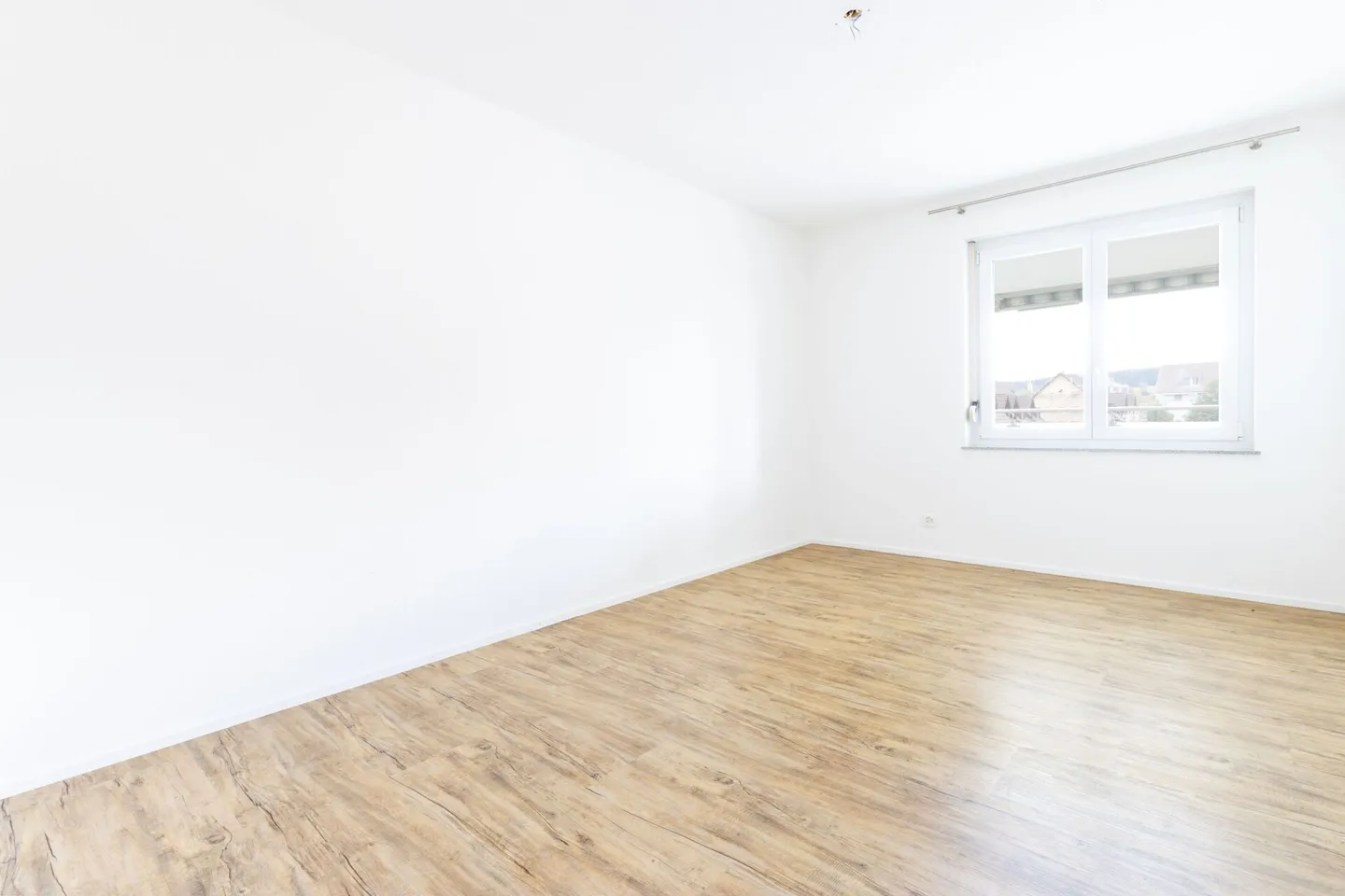 Light-flooded 4.5-room apartment with covered balcony - Photo 13 of 17