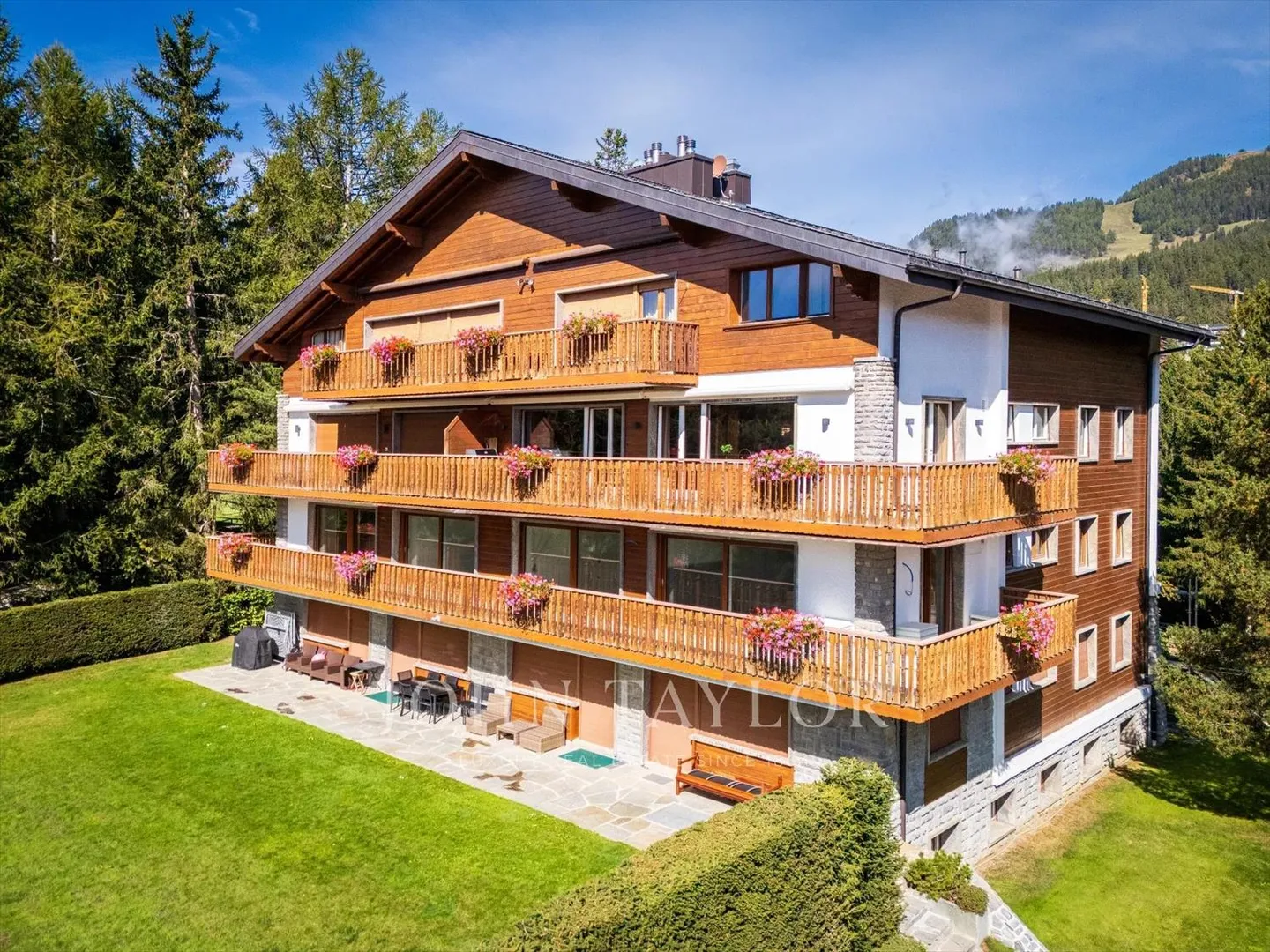 CRANS-MONTANA TSARBOUYE - Luminoso appartamento di 4,5 stanze accanto al Golf Jack Nicklaus e al Chemin des Lanternes - Foto 1 di 10