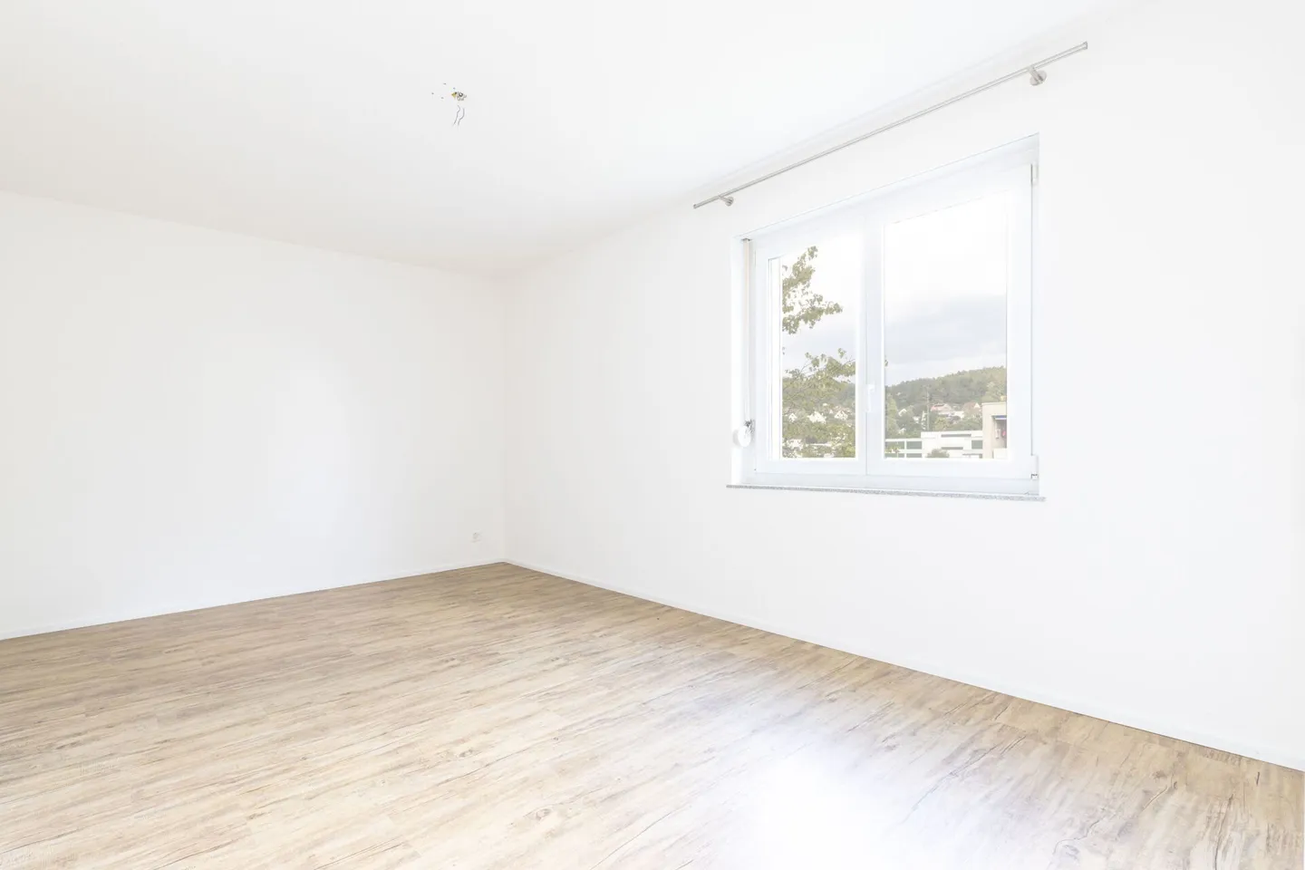 Light-flooded 4.5-room apartment with covered balcony - Photo 10 of 17