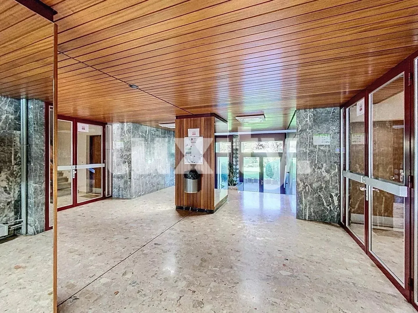 Raro a Meyrin - Appartamento di 5,5 locali da ristrutturare in residenza con parco di 6'000 - Foto 2 di 4