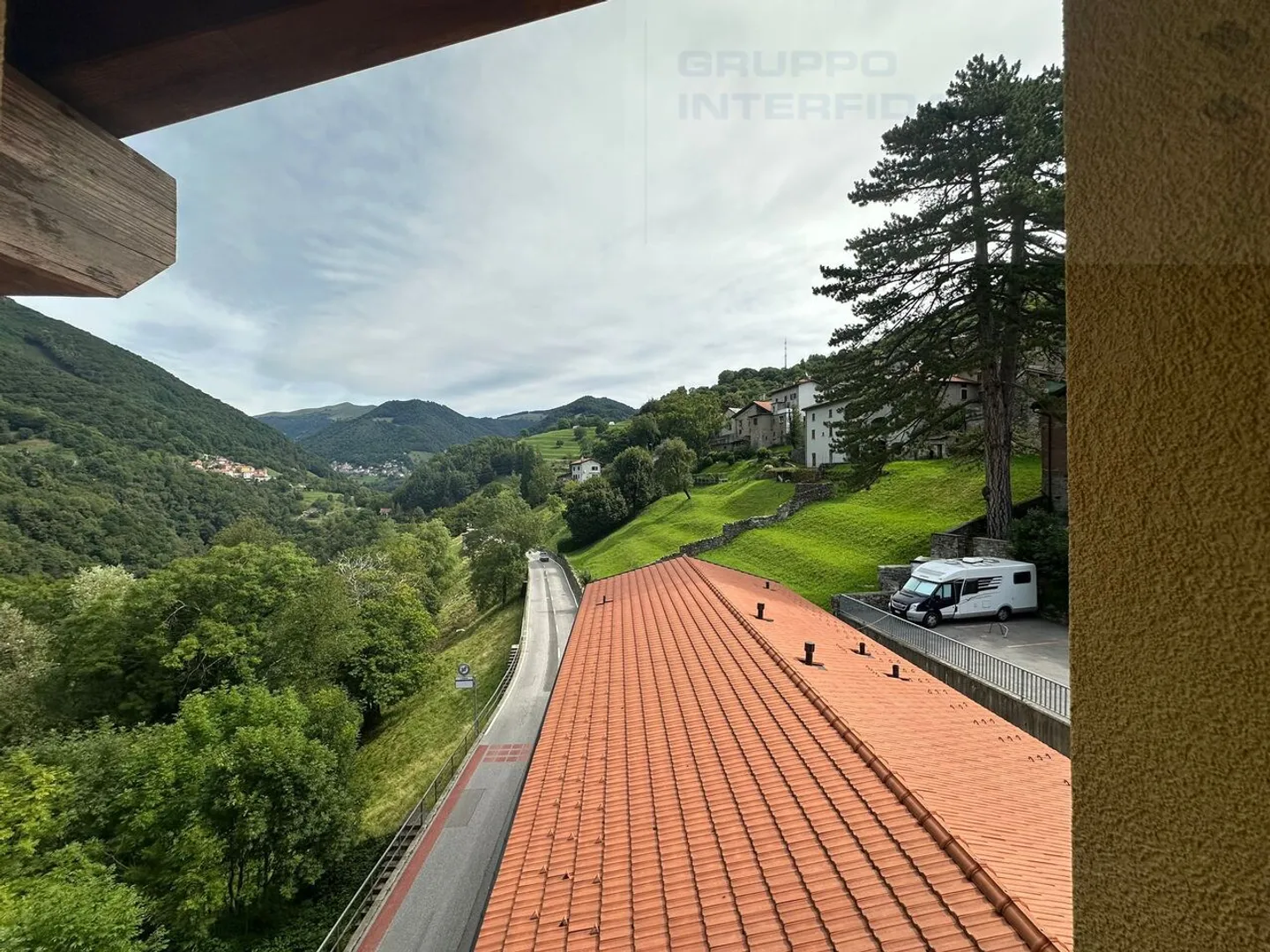 Moderno appartamento di 3,5 stanze all'ultimo piano con due posti auto - Foto 9 di 10