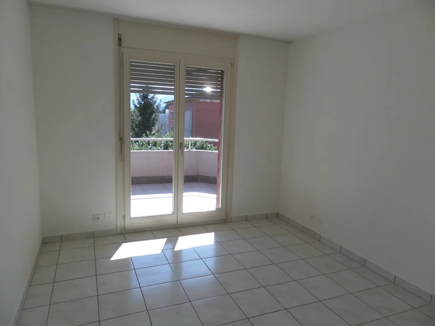 Appartamento di due e mezzo locali in una posizione verde e tranquilla - Foto 5 di 7