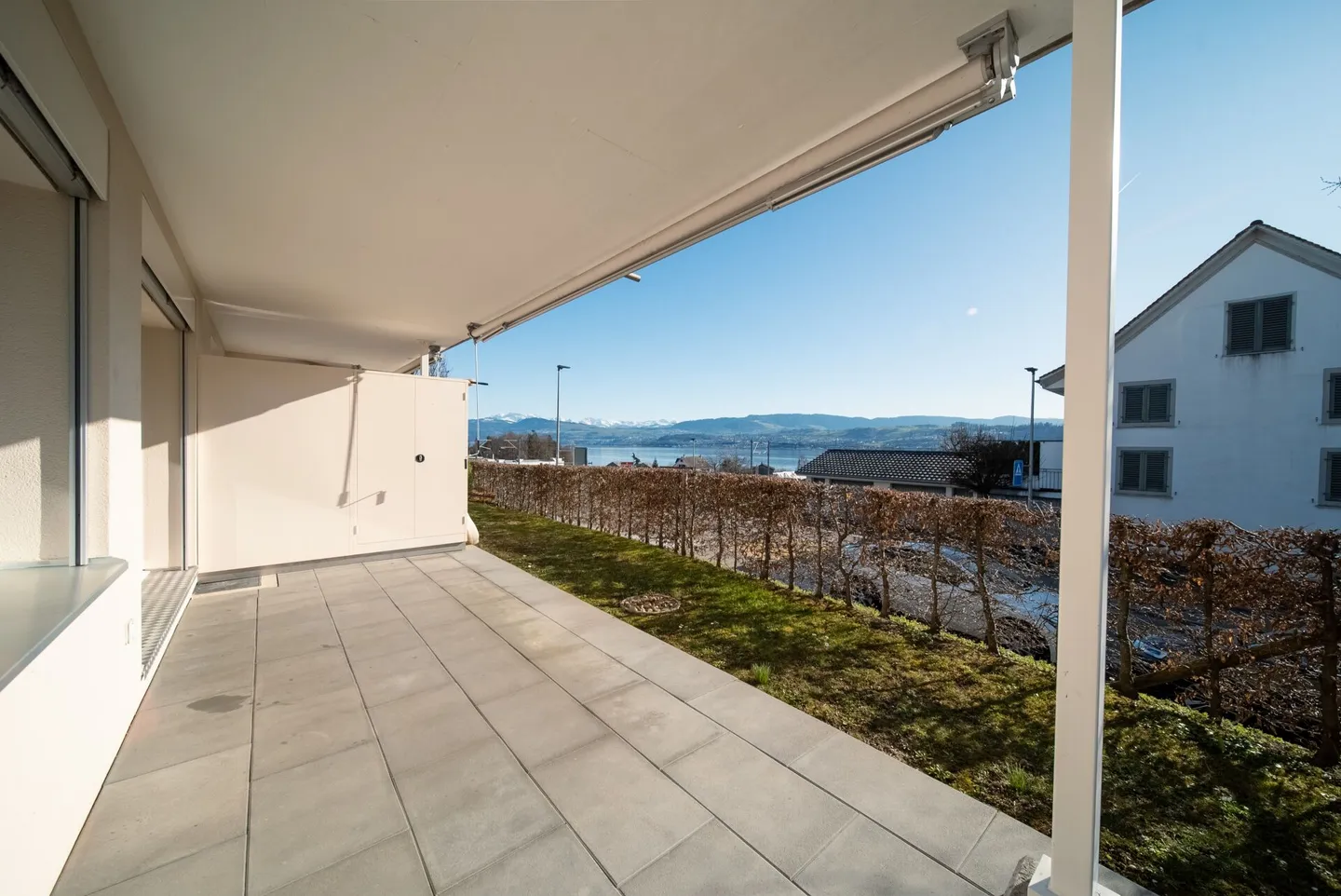 Vue sur le lac de rêve : appartement de 2,5 pièces avec espace jardin - Photo 1 sur 8