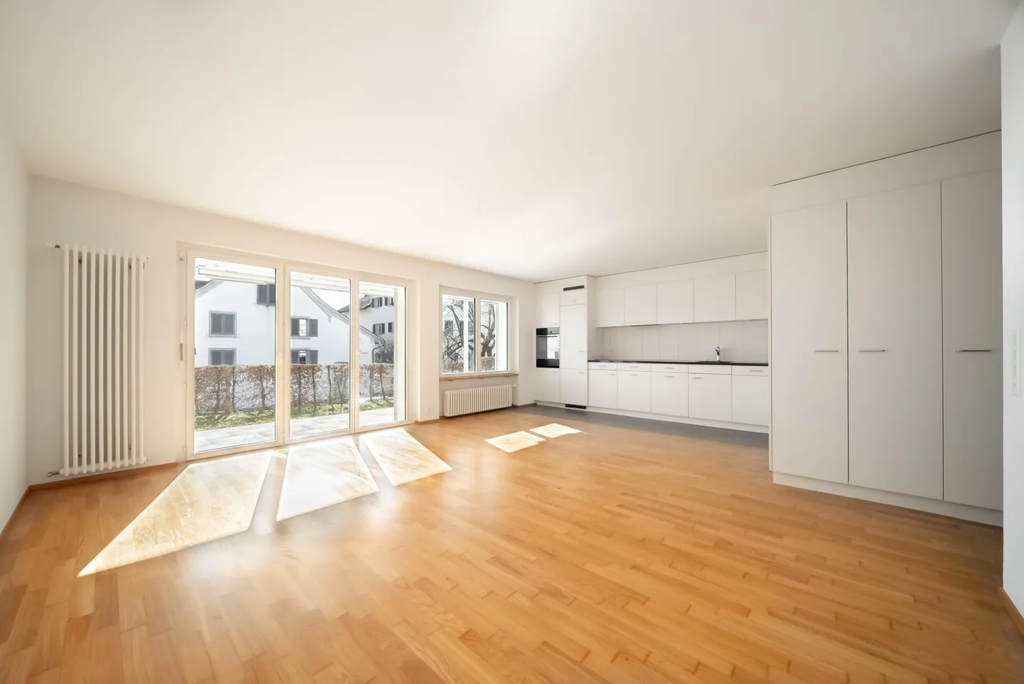 Vue sur le lac de rêve : appartement de 2,5 pièces avec espace jardin - Photo 2 sur 8