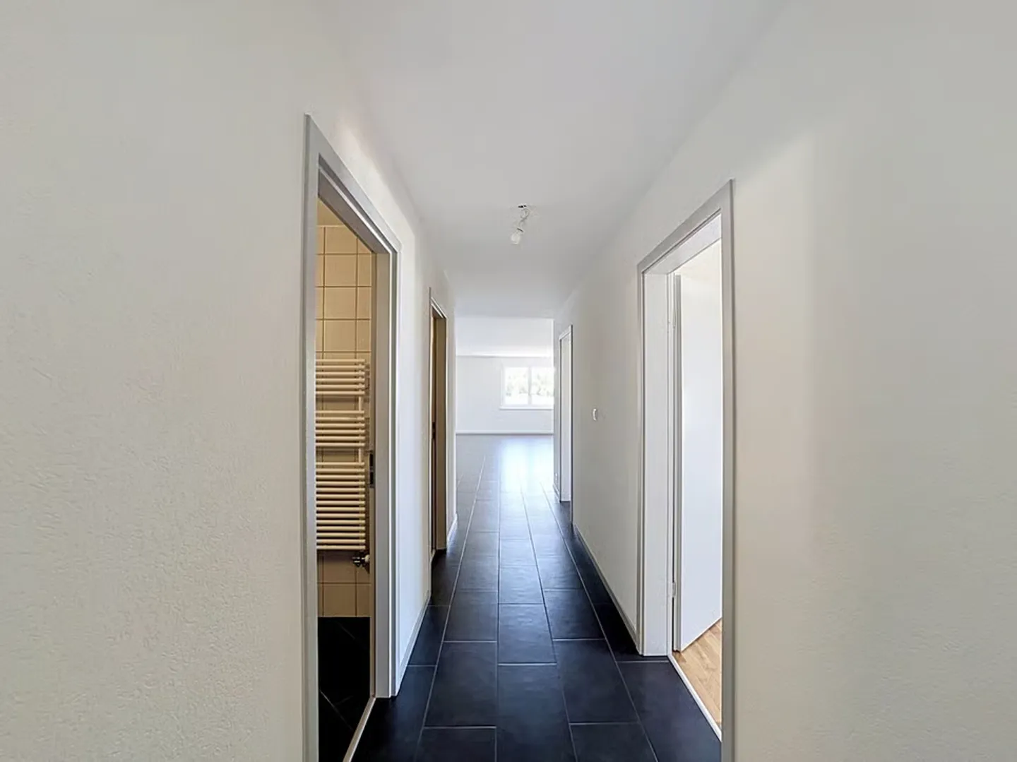 Appartamento luminoso di 4,5 locali con balcone. - Foto 9 di 13