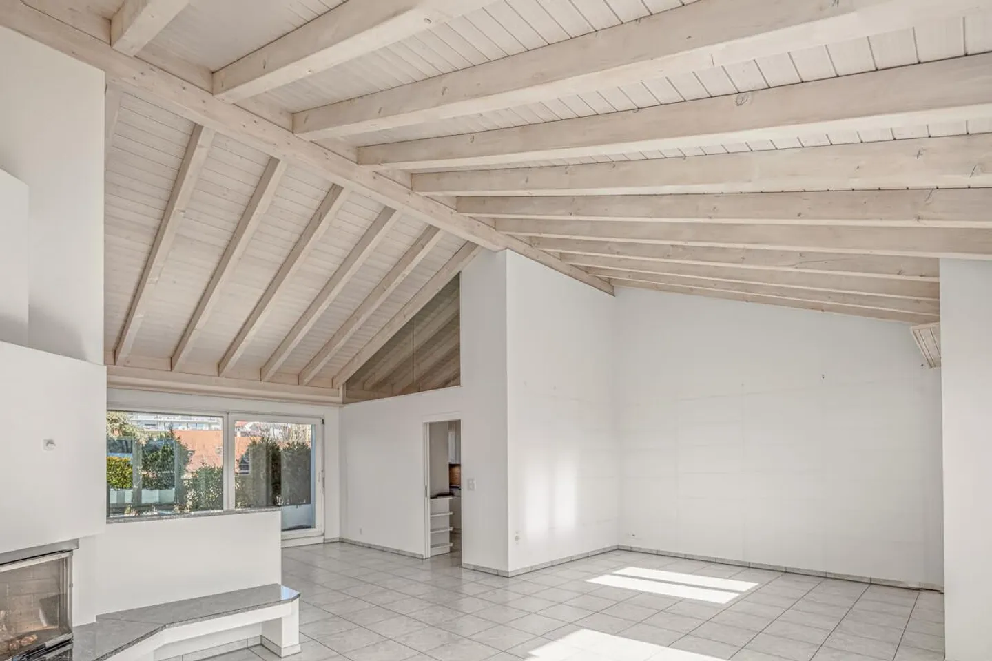 Great 5 ½ Attic Apartment with over 150 m² of Net Living Space! - Photo 6 of 20