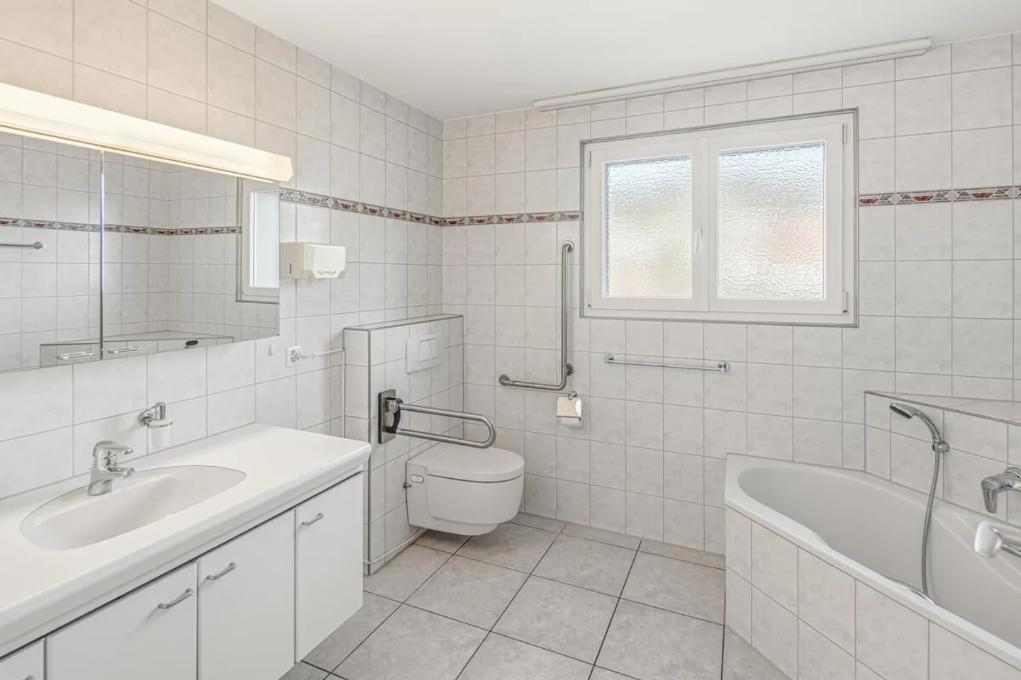 Great 5 ½ Attic Apartment with over 150 m² of Net Living Space! - Photo 7 of 20