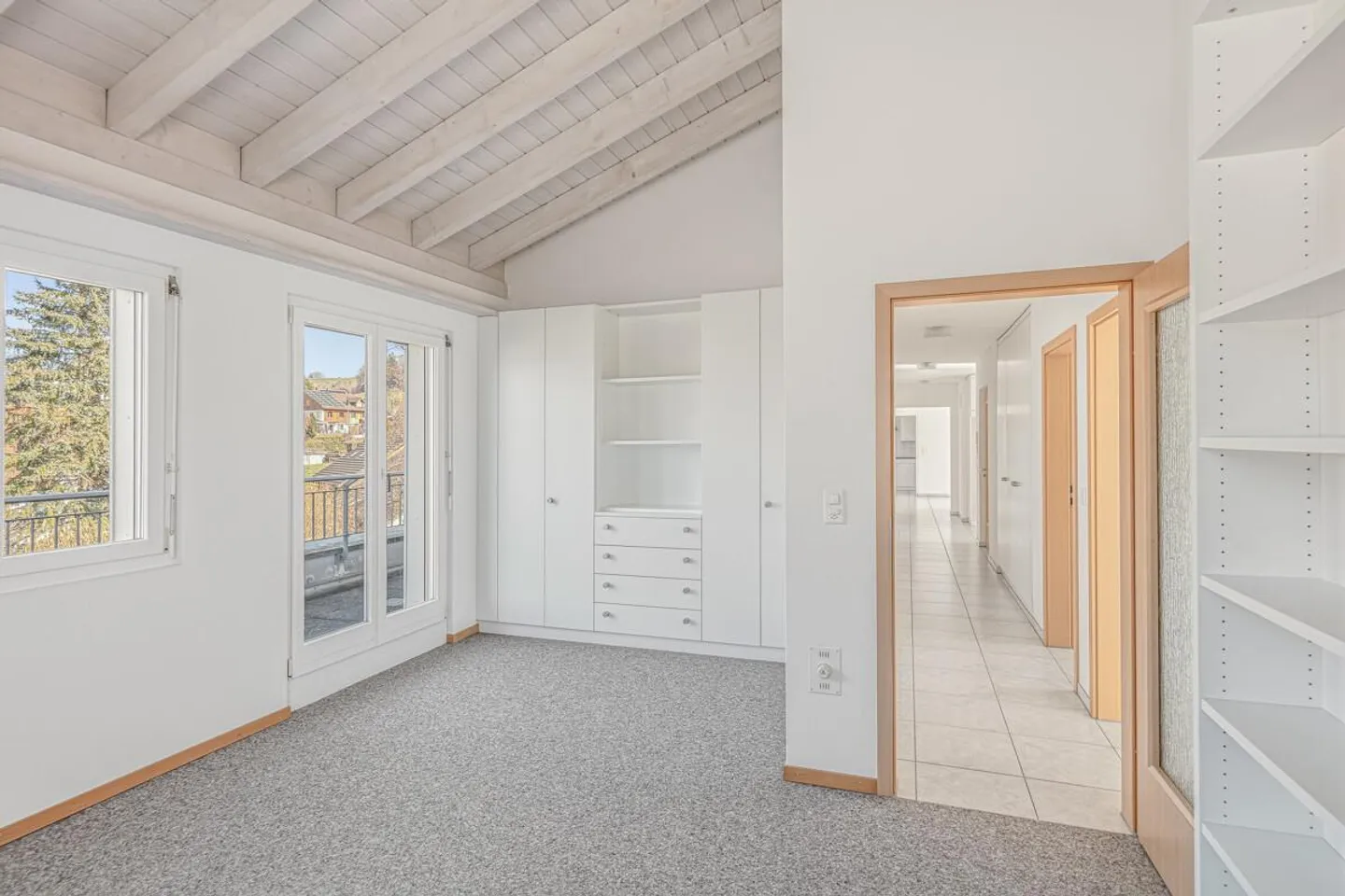 Great 5 ½ Attic Apartment with over 150 m² of Net Living Space! - Photo 8 of 20