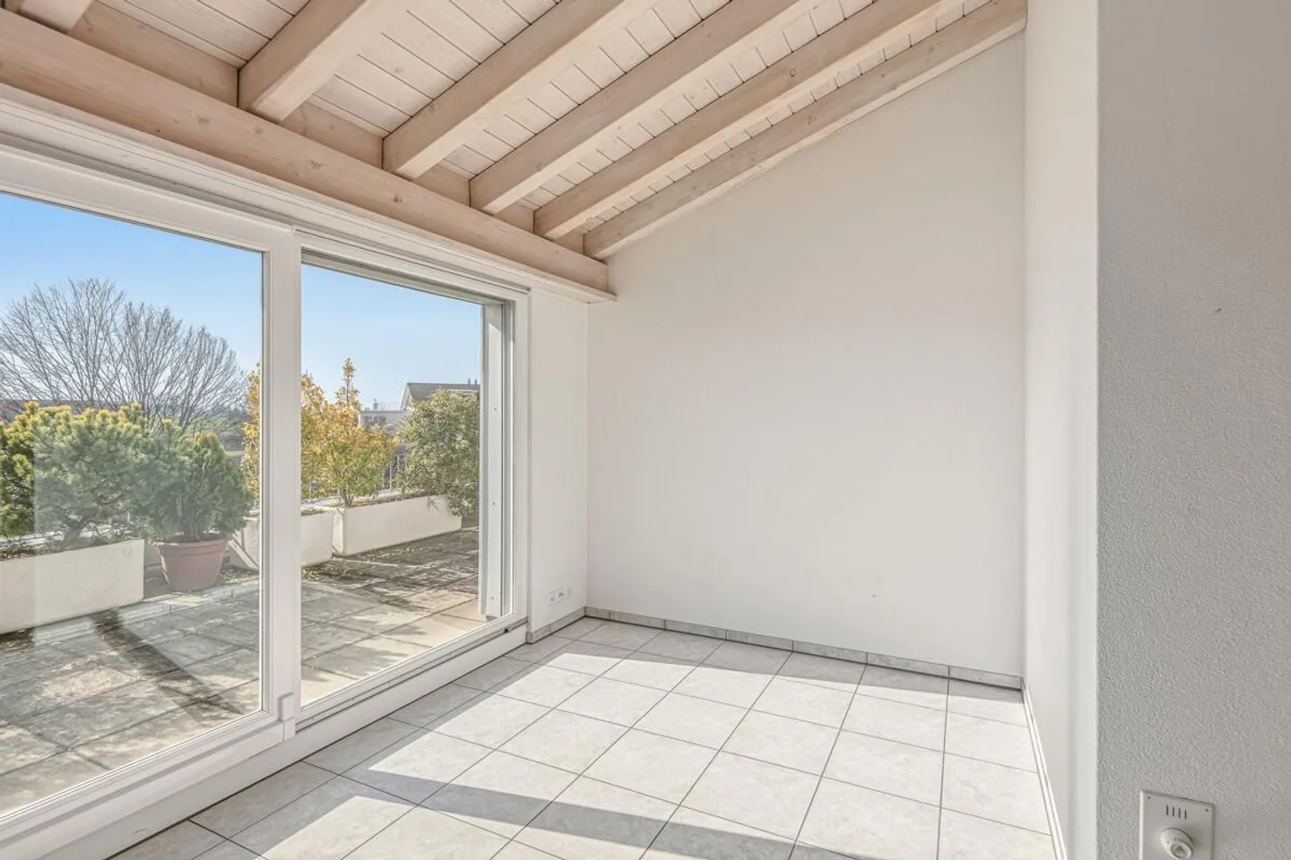 Great 5 ½ Attic Apartment with over 150 m² of Net Living Space! - Photo 9 of 20