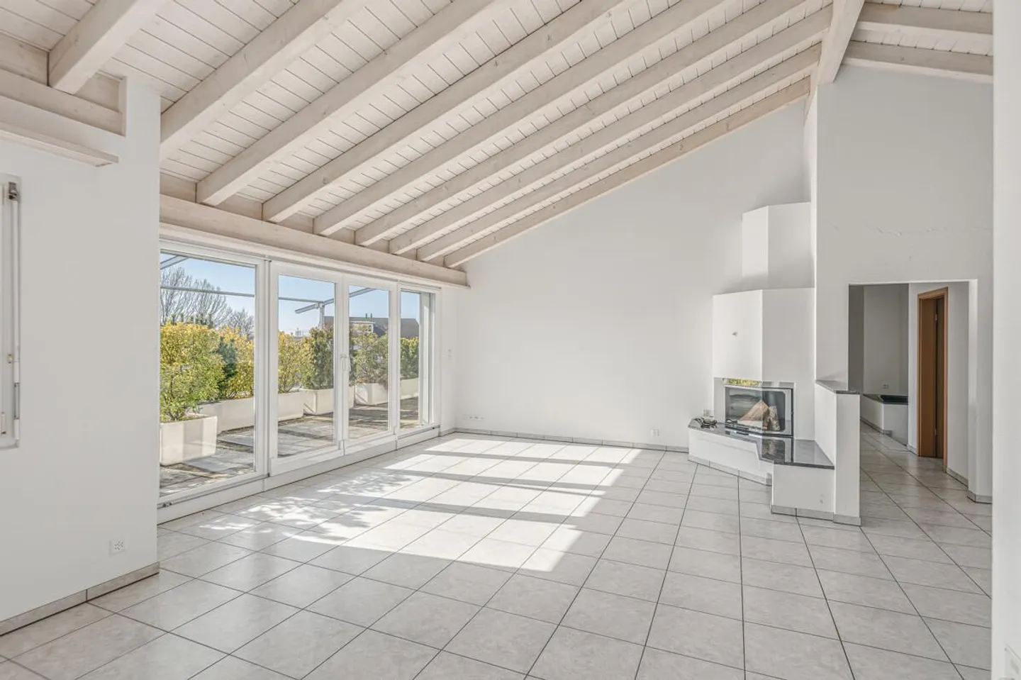 Great 5 ½ Attic Apartment with over 150 m² of Net Living Space! - Photo 11 of 20