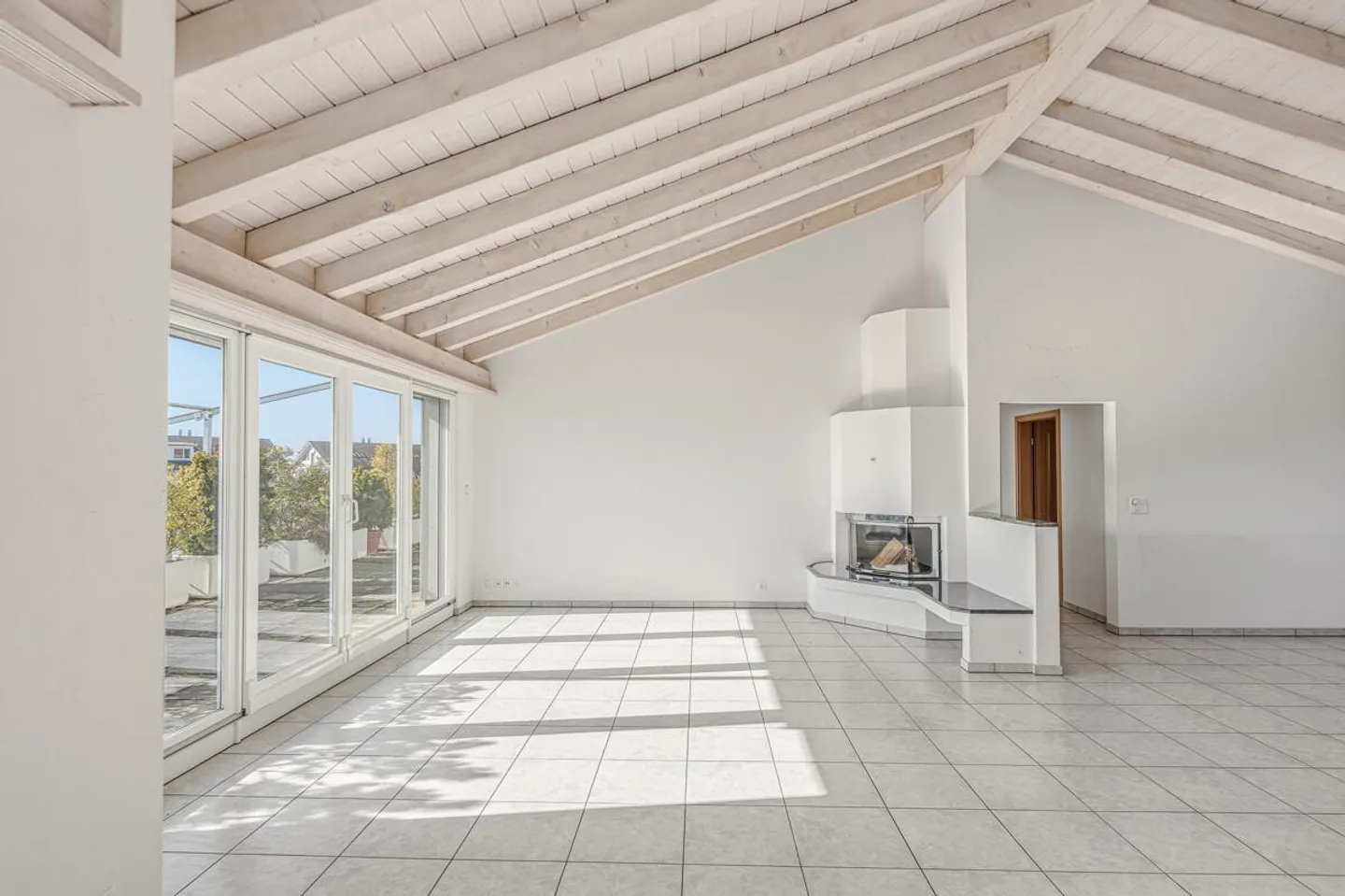 Great 5 ½ Attic Apartment with over 150 m² of Net Living Space! - Photo 13 of 20