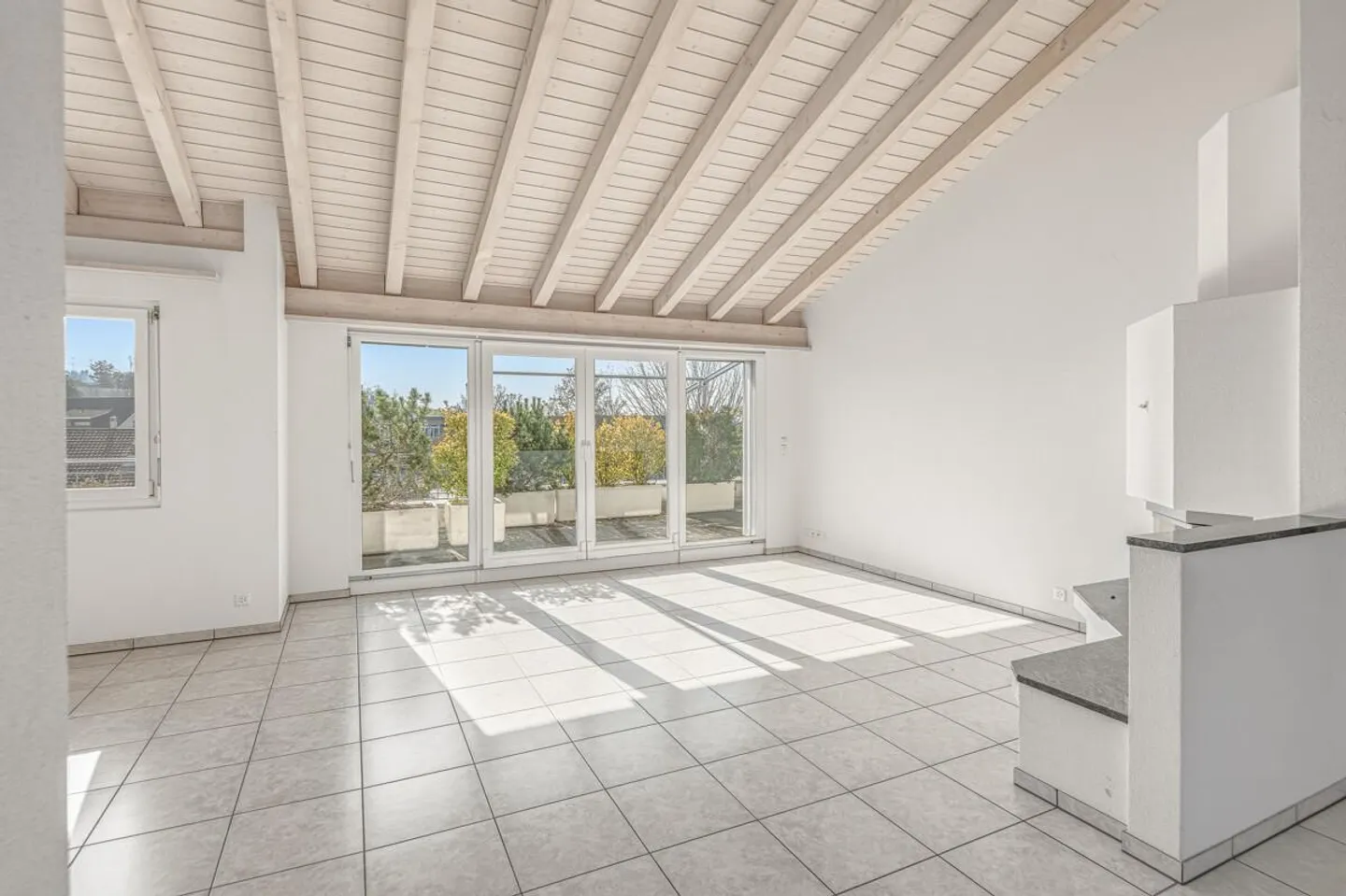 Great 5 ½ Attic Apartment with over 150 m² of Net Living Space! - Photo 14 of 20