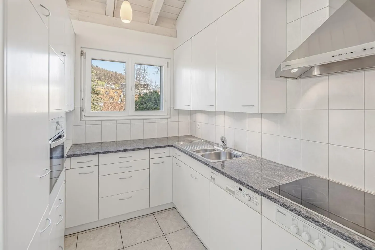 Great 5 ½ Attic Apartment with over 150 m² of Net Living Space! - Photo 15 of 20