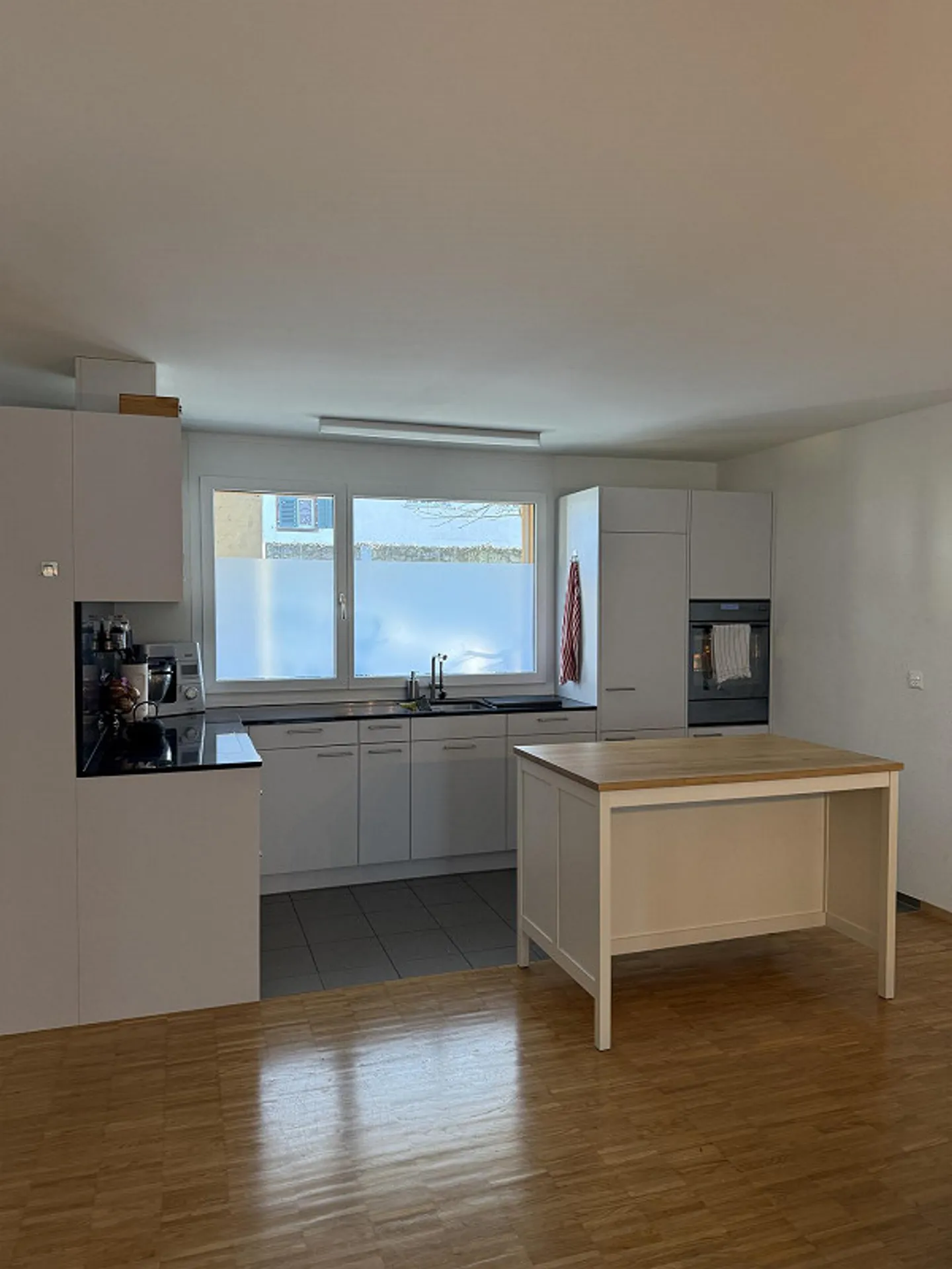 Moderno appartamento con terrazza di 3,5 stanze a Fehraltorf - Foto 3 di 8