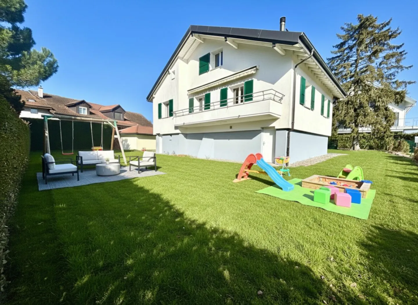 Villa indipendente ristrutturata con 3 camere da letto e ampio giardino a Bremblens - Foto 1 di 13