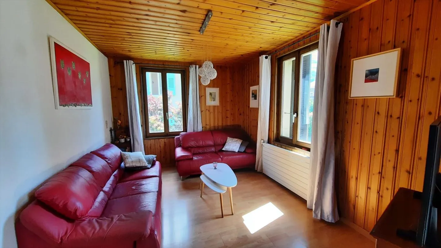 Luminoso casa di 4.5 stanze con grande fienile adiacente - Foto 2 di 13