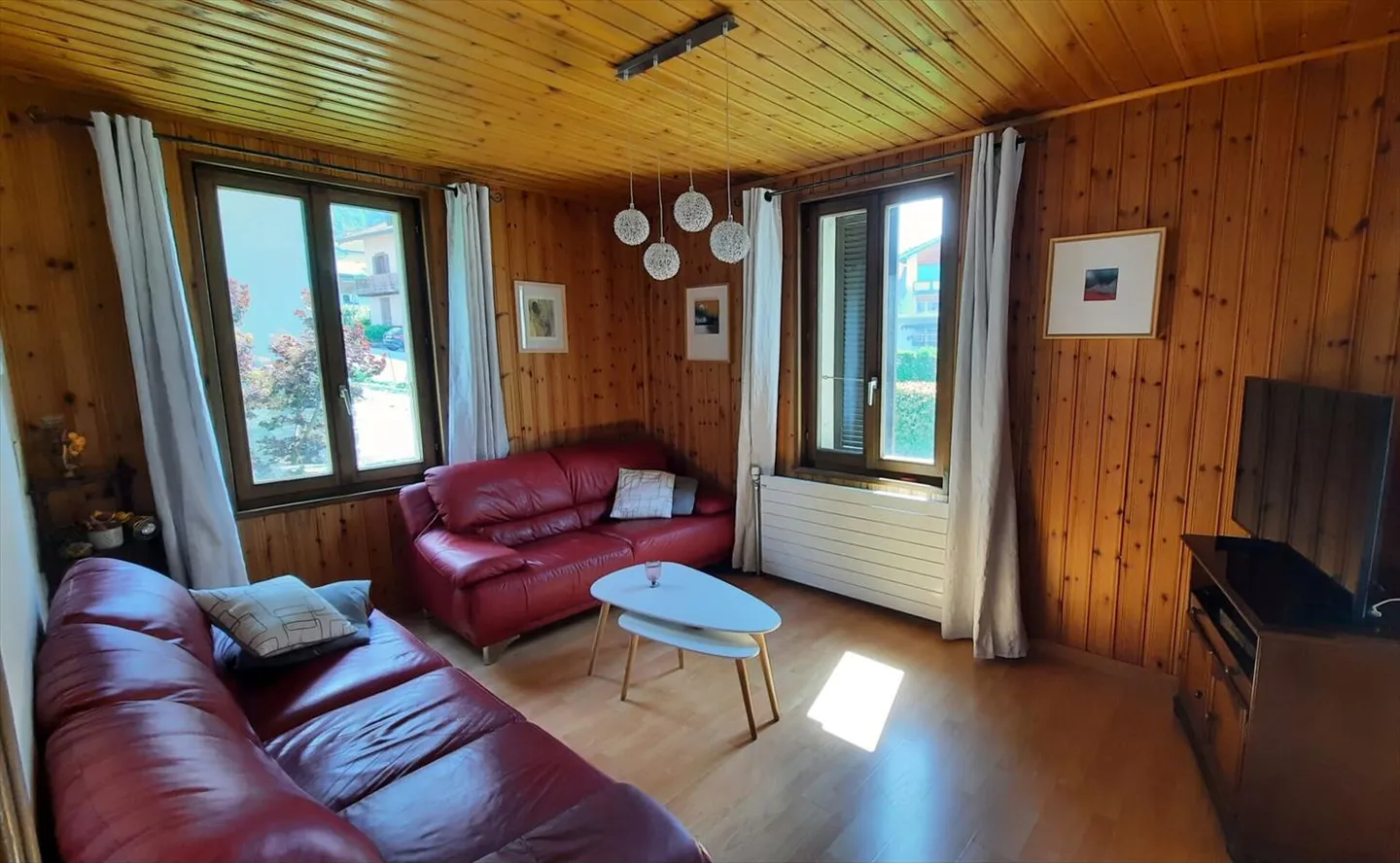 Luminoso casa di 4.5 stanze con grande fienile adiacente - Foto 3 di 13
