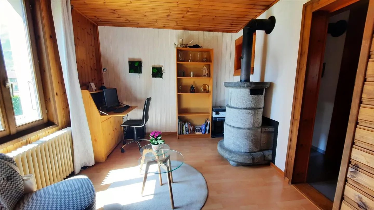 Luminoso casa di 4.5 stanze con grande fienile adiacente - Foto 4 di 13