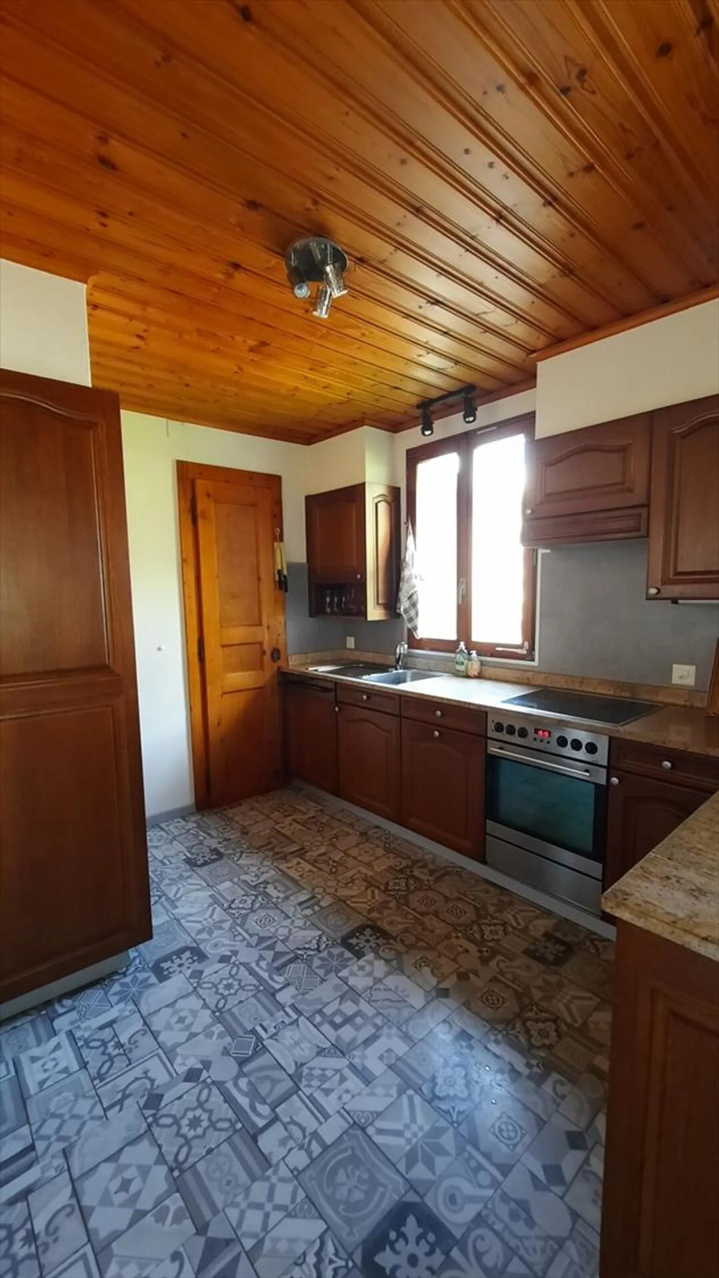 Luminoso casa di 4.5 stanze con grande fienile adiacente - Foto 5 di 13