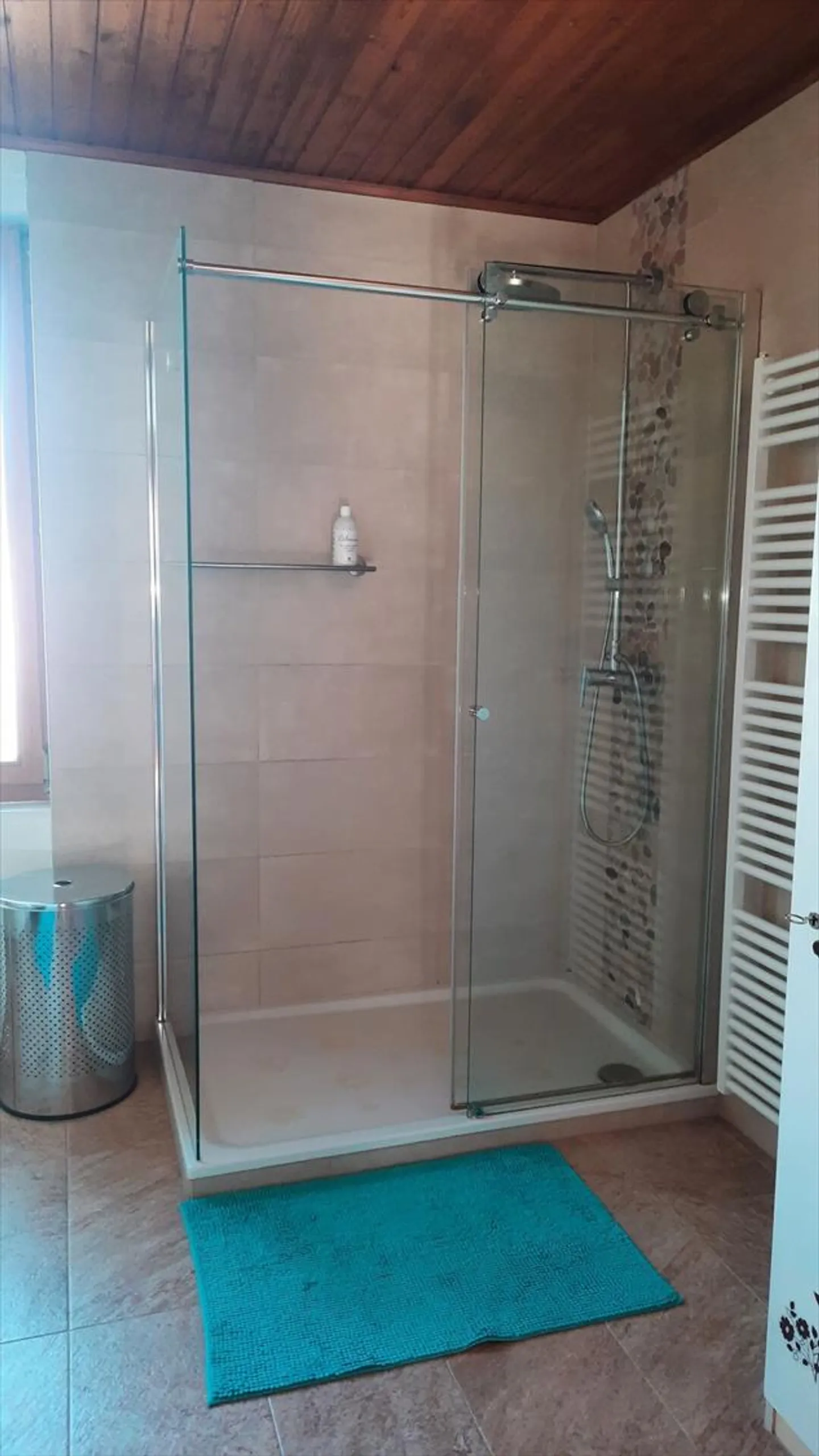 Luminoso casa di 4.5 stanze con grande fienile adiacente - Foto 7 di 13