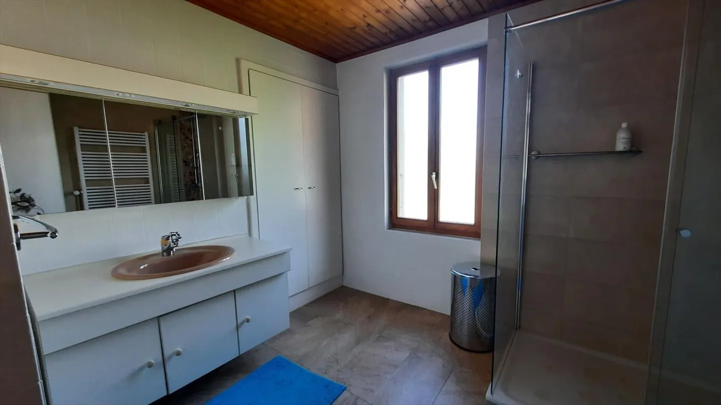 Luminoso casa di 4.5 stanze con grande fienile adiacente - Foto 8 di 13