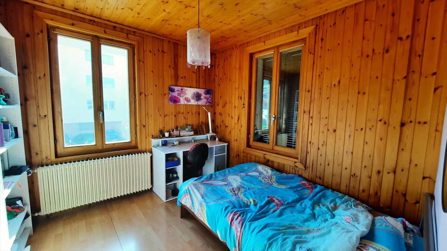 Luminoso casa di 4.5 stanze con grande fienile adiacente - Foto 9 di 13