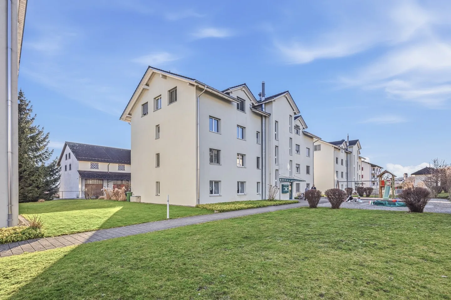 Charming 3.5-room attic apartment with fireplace in Uznach - Photo 2 of 11