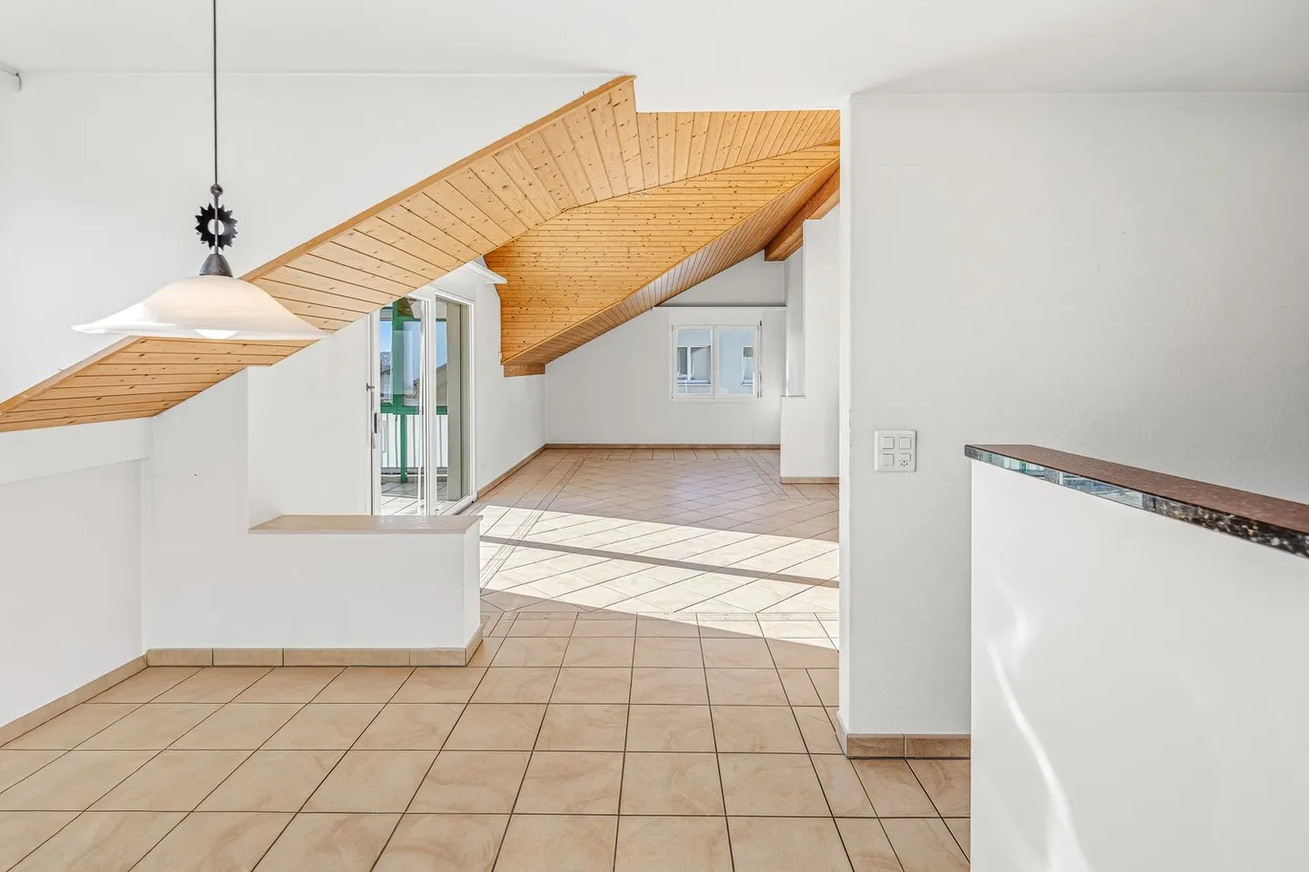 Charming 3.5-room attic apartment with fireplace in Uznach - Photo 3 of 11