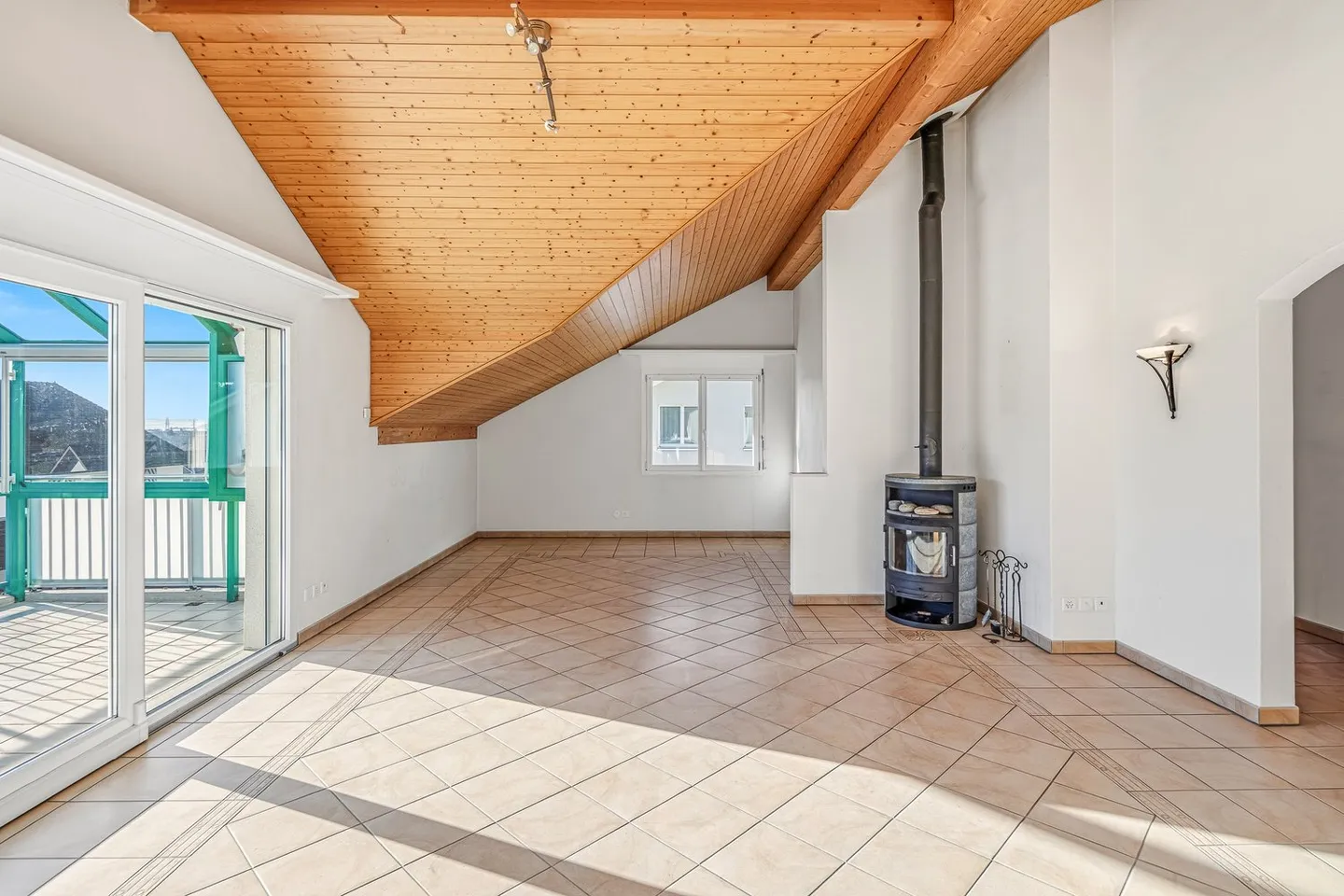 Charming 3.5-room attic apartment with fireplace in Uznach - Photo 4 of 11