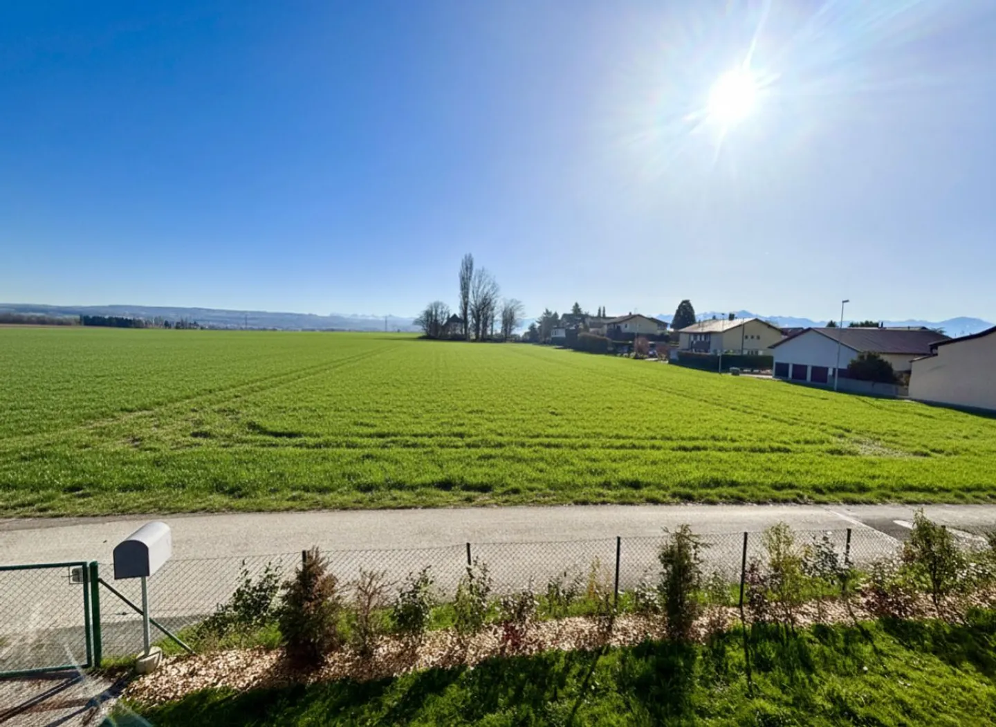 Villa indipendente ristrutturata con 3 camere da letto e ampio giardino a Bremblens - Foto 13 di 13